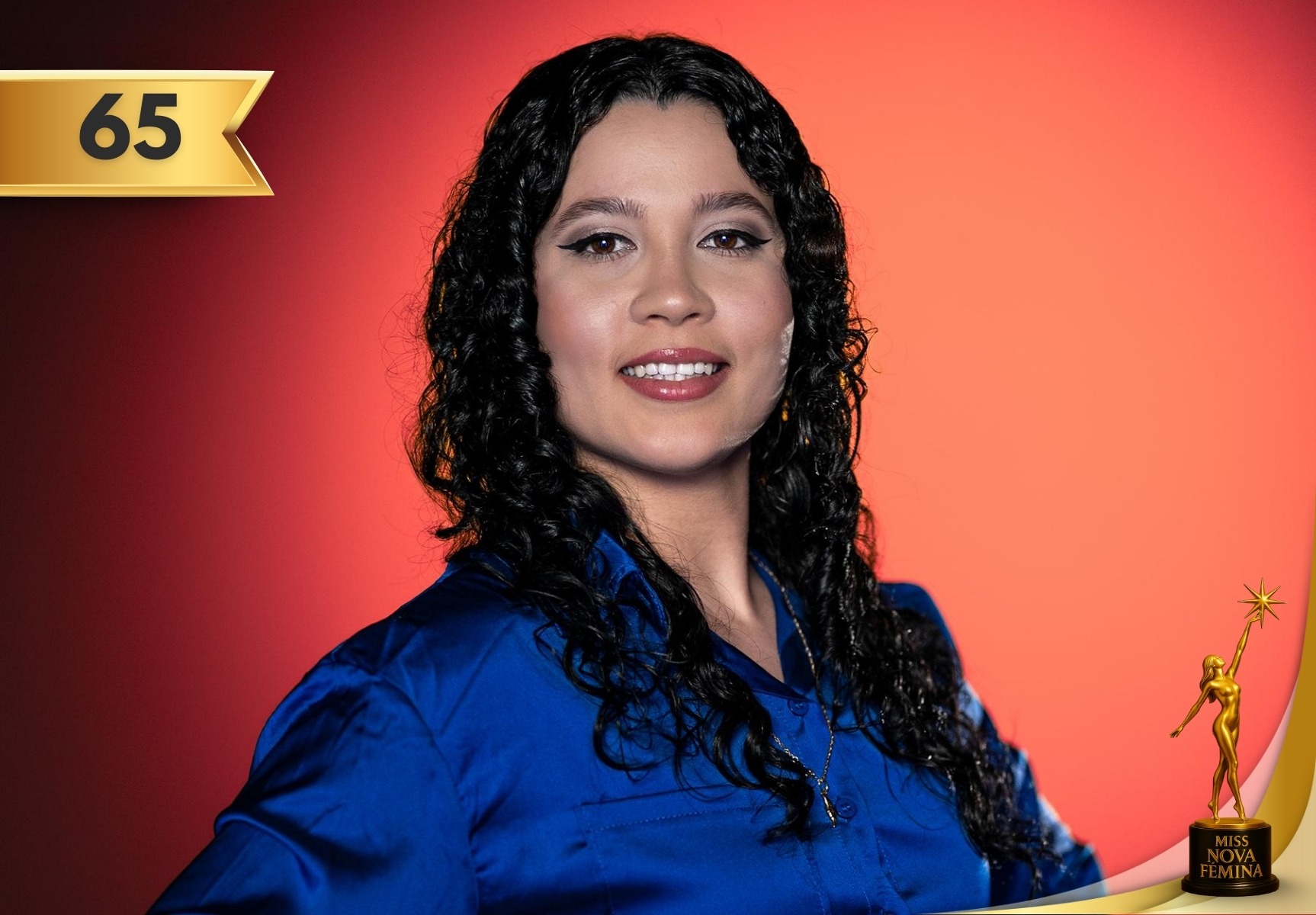 Dayliana Velázquez Cue, concursante Nº 65 de Miss Nova Fémina Miami 2025, posa sonriente con blusa azul satinada frente a fondo rojo iluminado.