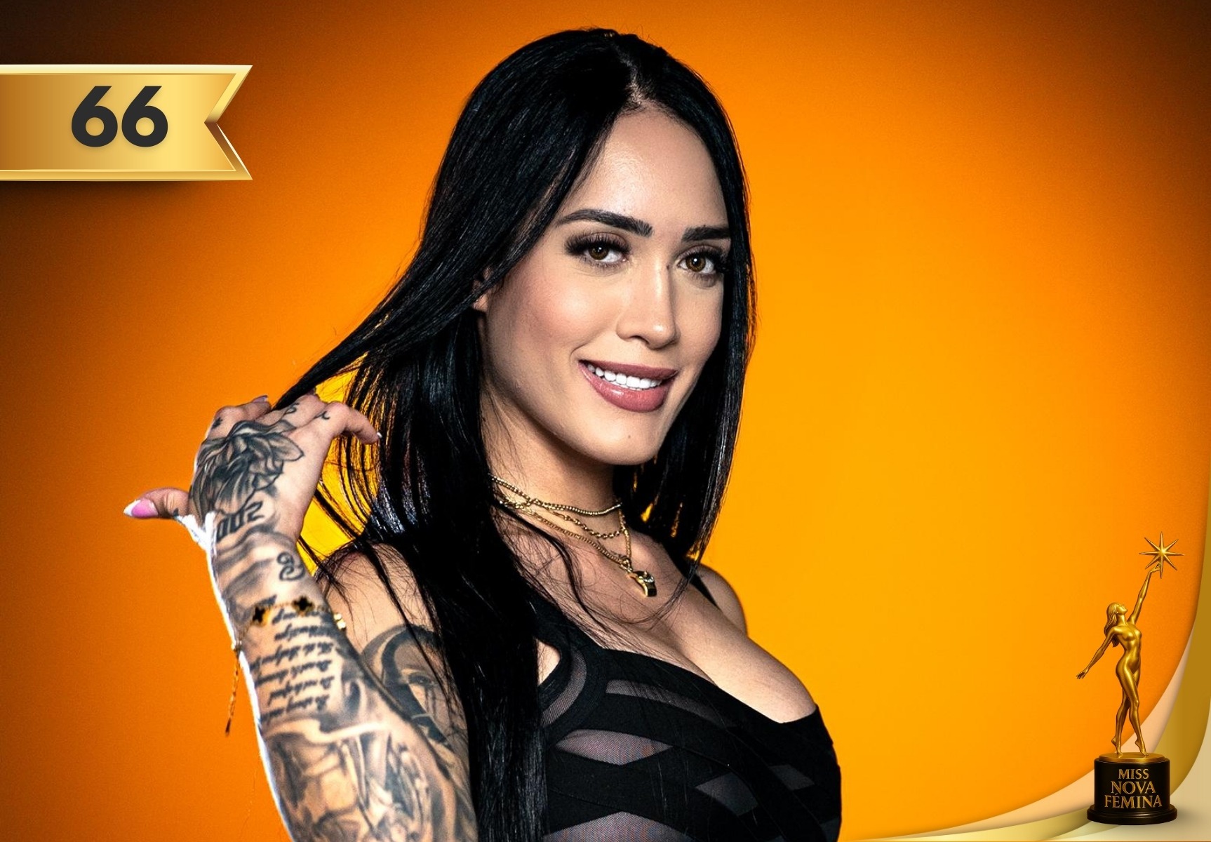 Camila Alejandra Alfonso Sánchez, concursante Nº 66 de Miss Nova Fémina Miami 2025, posa sonriente con vestido negro de transparencias y tatuajes visibles en los brazos, sobre fondo naranja.