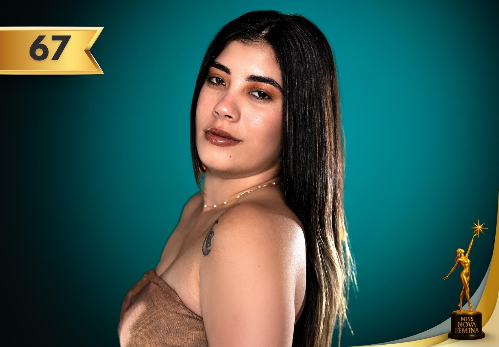 Cheila de L. Carrero Equiguren, concursante Nº 67 de Miss Nova Fémina Miami 2025, posa con seguridad luciendo un vestido marrón strapless frente a fondo verde turquesa.