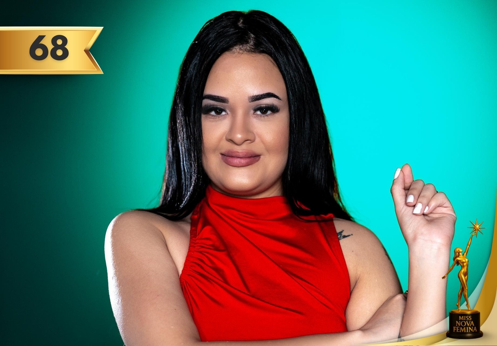 Danna Yulitza Sierra Castro, concursante Nº 68 de Miss Nova Fémina Miami 2025, posa con seguridad vistiendo un vestido rojo frente a un fondo verde turquesa.