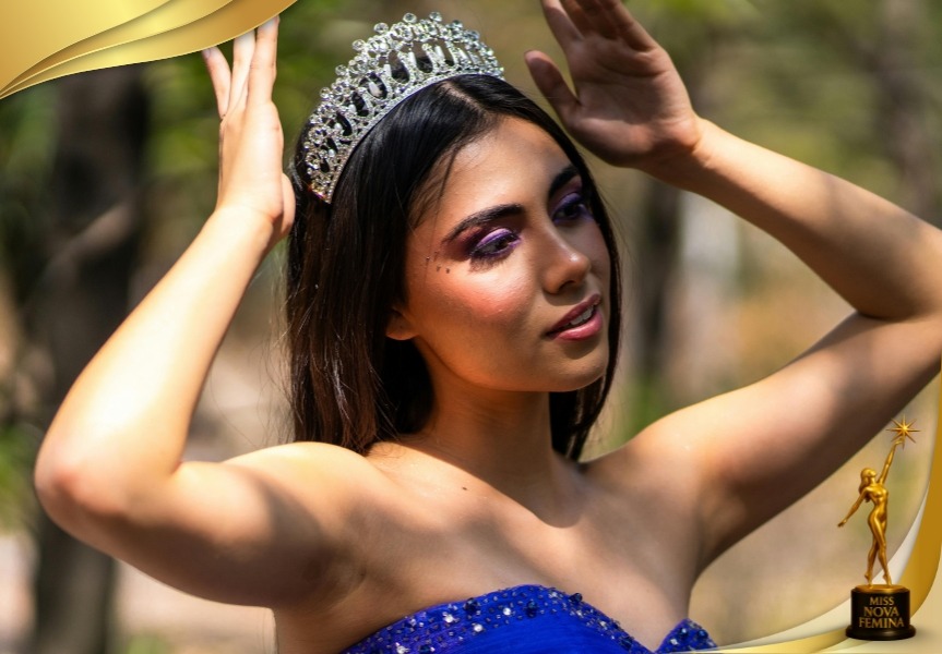 Mujer con corona y vestido azul brillando con confianza en Miss Nova Femina.