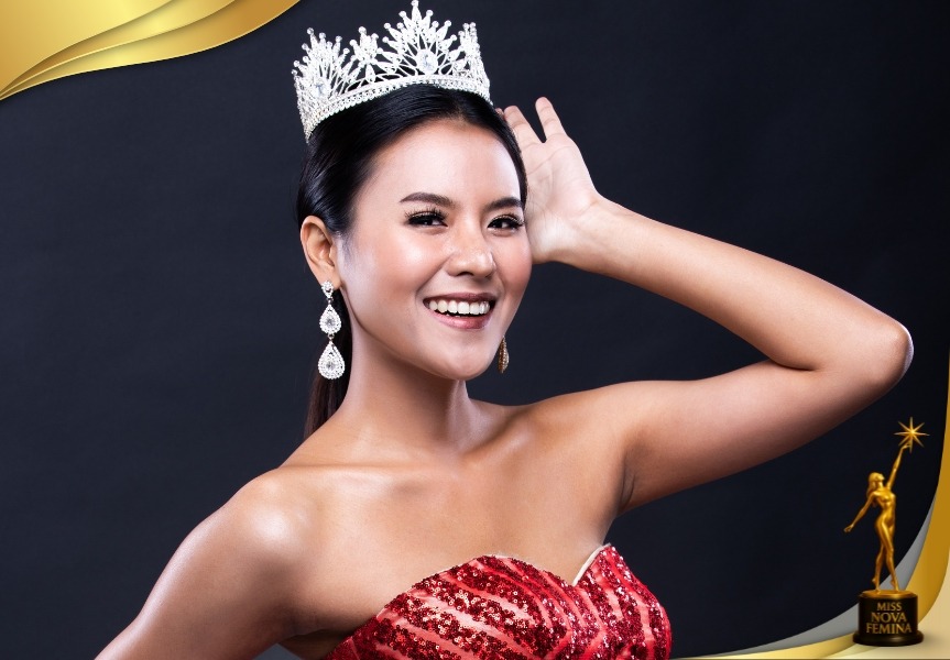 Concursante coronada en Miss Nova Fémina Miami 2025, sonríe con seguridad luciendo vestido rojo brillante y corona plateada con pedrería.