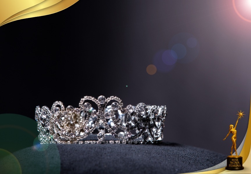 Corona de Miss Nova Fémina Miami 2025 elaborada con pedrería brillante y diseño detallado, colocada sobre un cojín oscuro frente a fondo neutro.