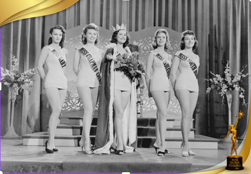 Concursantes de certamen de belleza clásico en blanco y negro con coronación en el escenario.