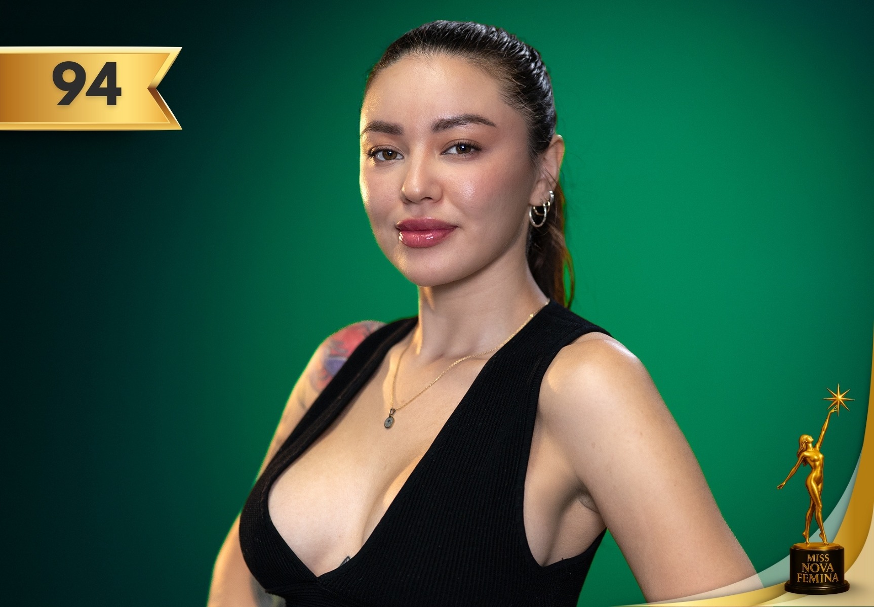 Michel Tatiana Castro Vásquez, concursante #94 de Miss Nova Fémina 2025, posando con un vestido negro elegante frente a un fondo verde.