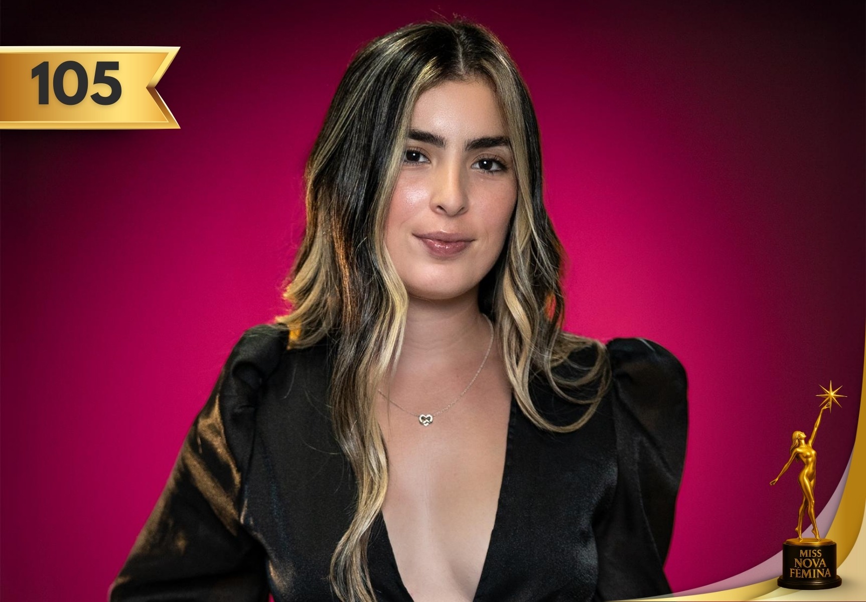 Talia Cordero Brenlla (#105) posando con un vestido negro en Miss Nova Fémina 2025.