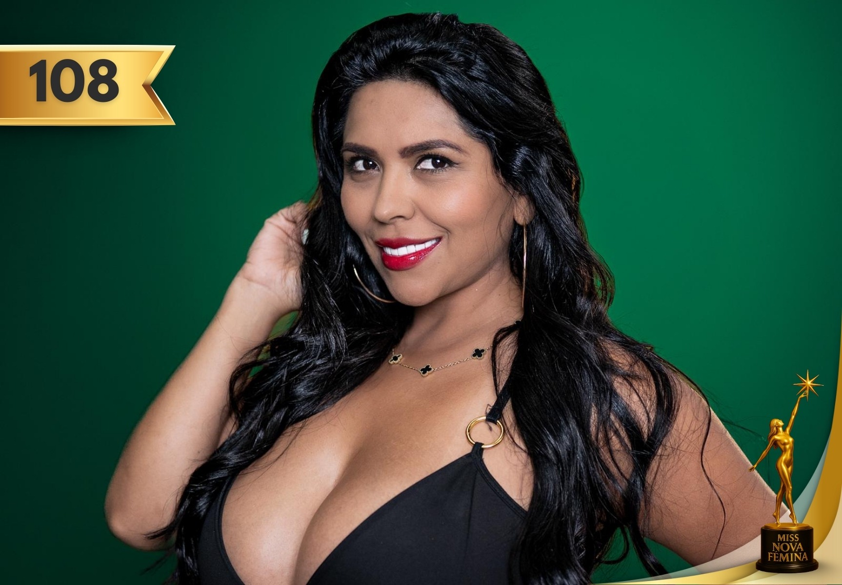 Yuli Estefani Olivera Angel (#108) posando con un vestido negro en Miss Nova Fémina 2025.