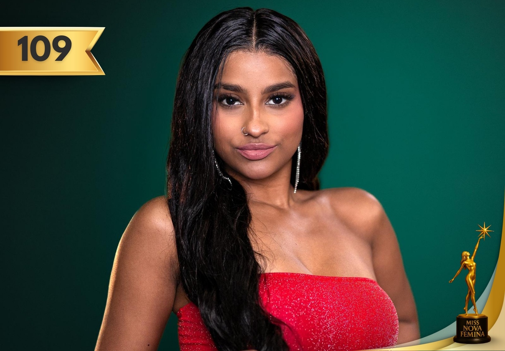 Jennifer Reyna Poll Heredia (#109) luciendo un vestido rojo brillante en Miss Nova Fémina 2025.