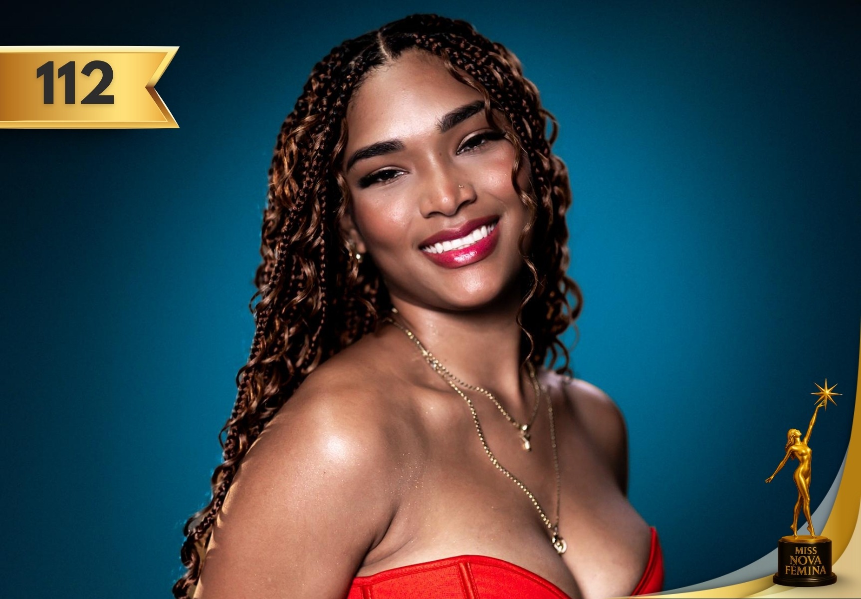 Yamislaidy Lidia García Castillo, concursante #112 de Miss Nova Fémina 2025, posando sonriente con un vestido rojo sin tirantes y un collar dorado frente a un fondo azul.