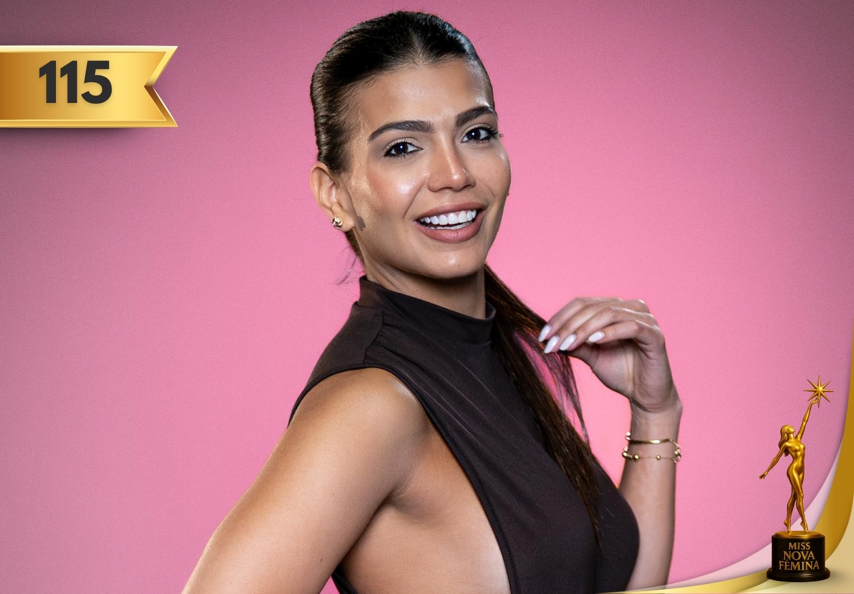 Viviana Andreina Portillo Castillo, concursante #115 de Miss Nova Fémina 2025, sonriendo con elegancia frente a un fondo rosa.