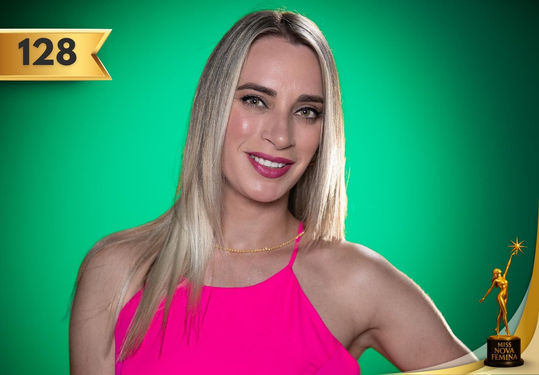 Retrato oficial de Yoamna Rodríguez, concursante número 128 de Miss Nova Fémina 2025, posando con vestido fucsia frente a fondo verde.