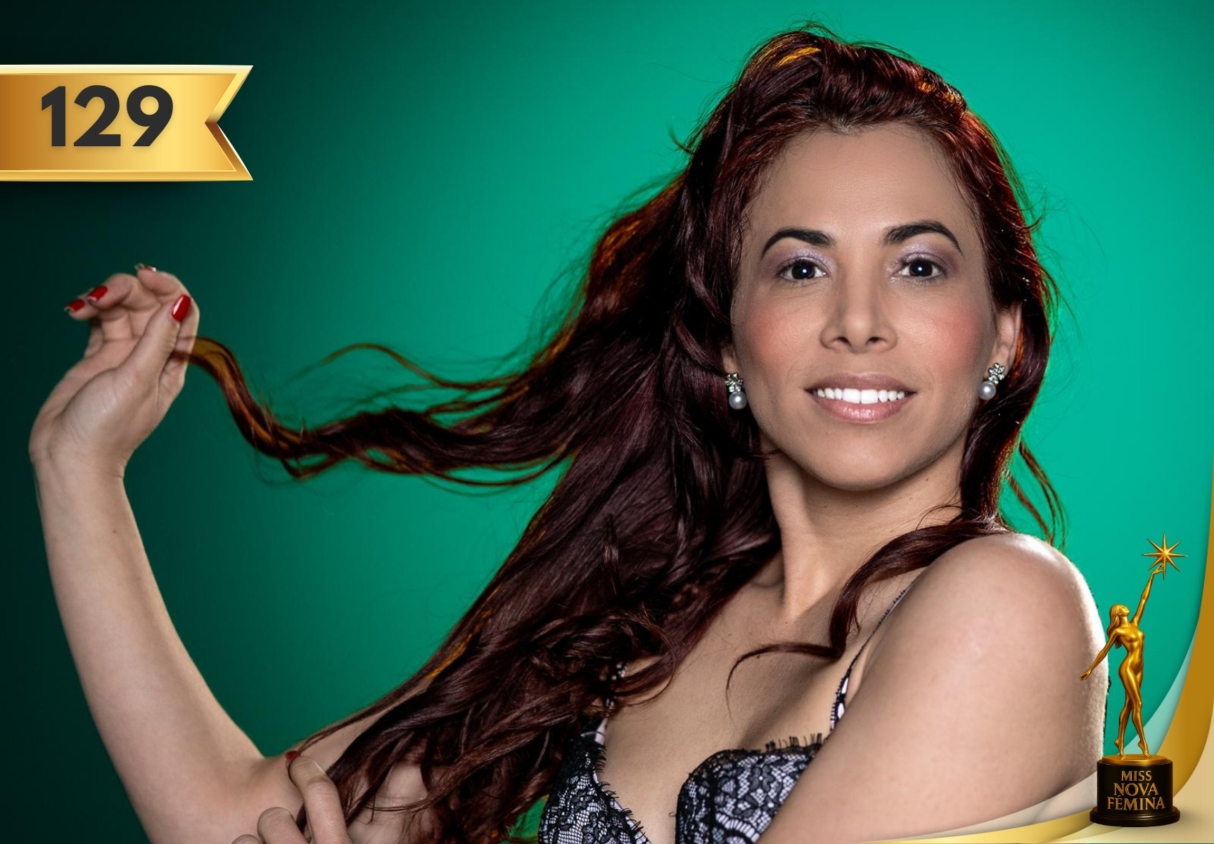 Retrato oficial de Sissi Caridad Rodríguez Peraza, concursante número 129 de Miss Nova Fémina 2025, posando con cabello suelto y vestido negro frente a fondo verde.