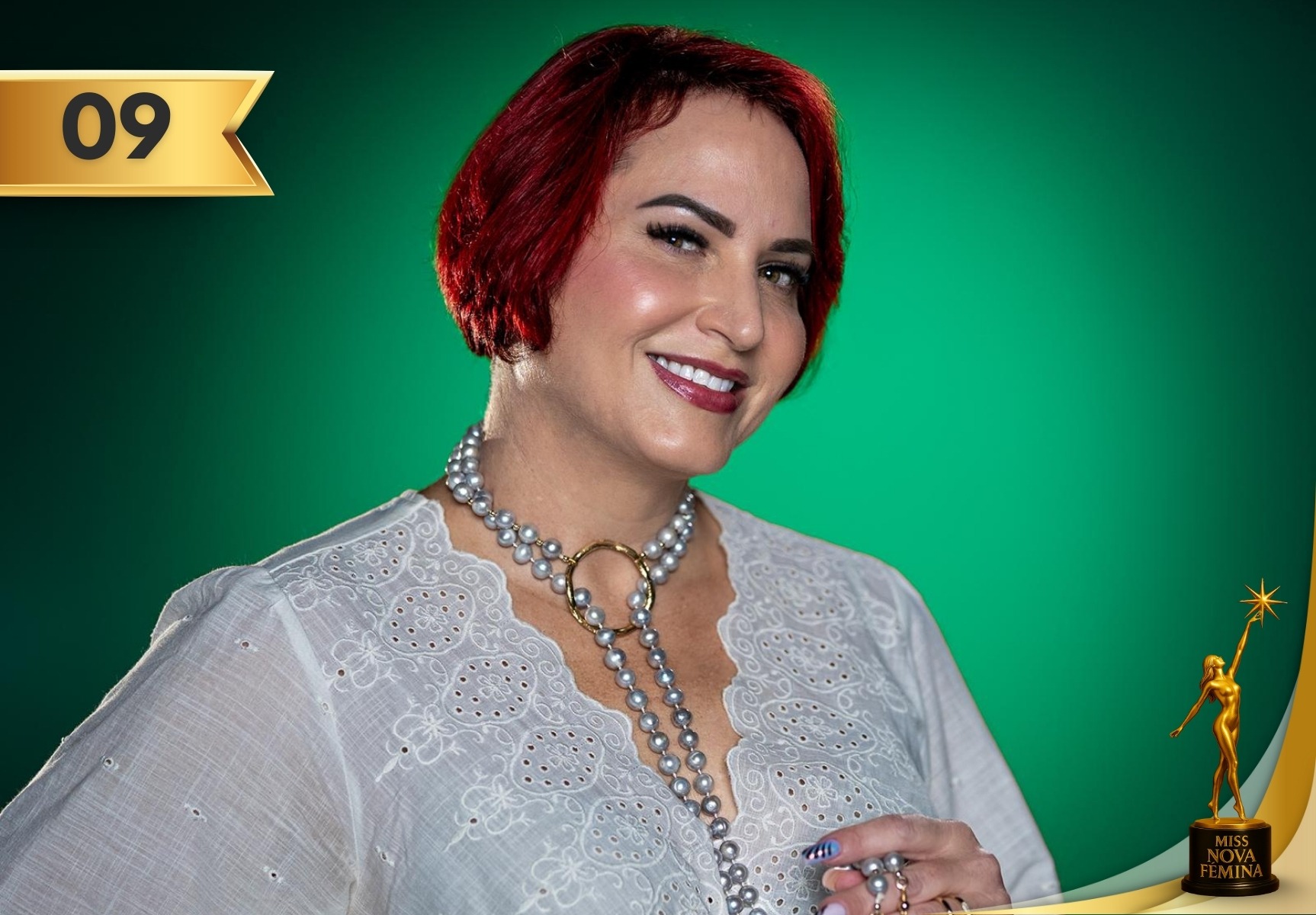 Retrato oficial de Yahdai Perdomo, concursante número 9 de Miss Nova Fémina 2025 en la categoría Miss Fifty, posando con blusa blanca y collar de perlas frente a fondo verde.