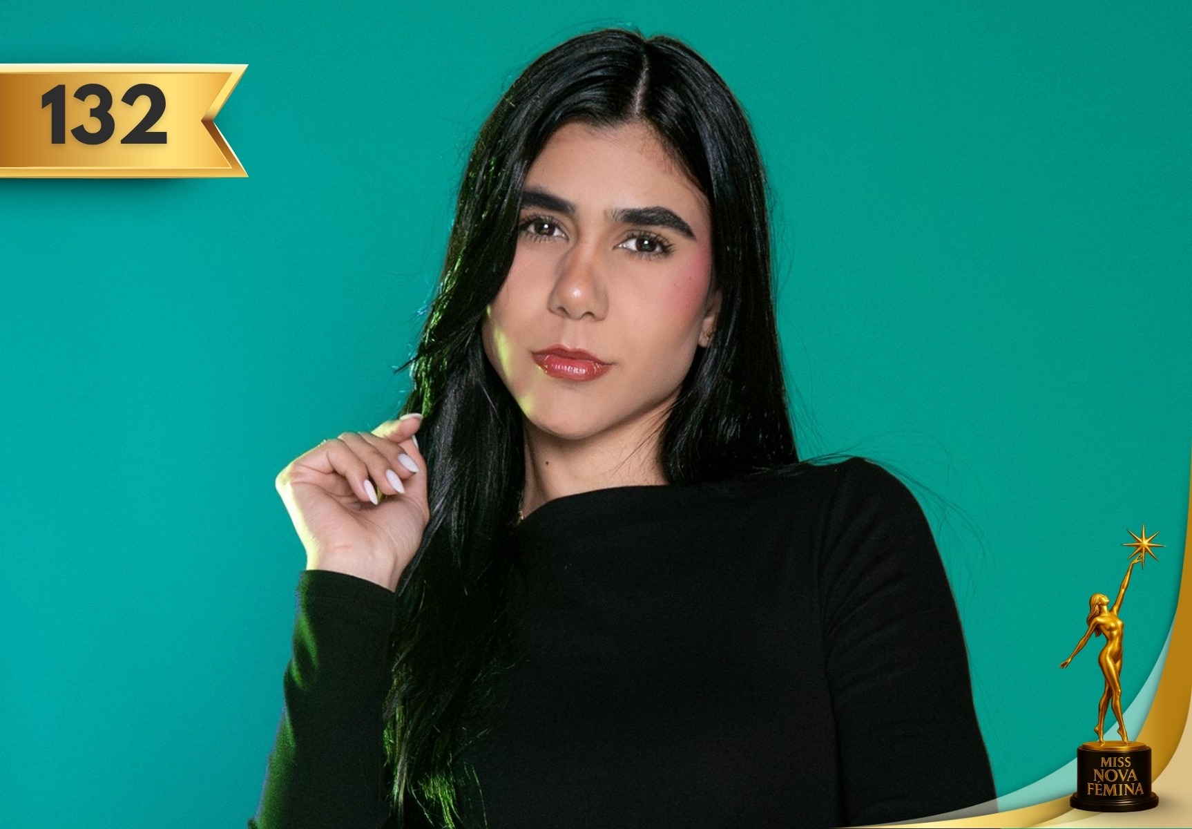 Retrato oficial de Yanet Martínez Gallardo, concursante número 132 de Miss Nova Fémina 2025, posando con vestido negro frente a fondo verde esmeralda.