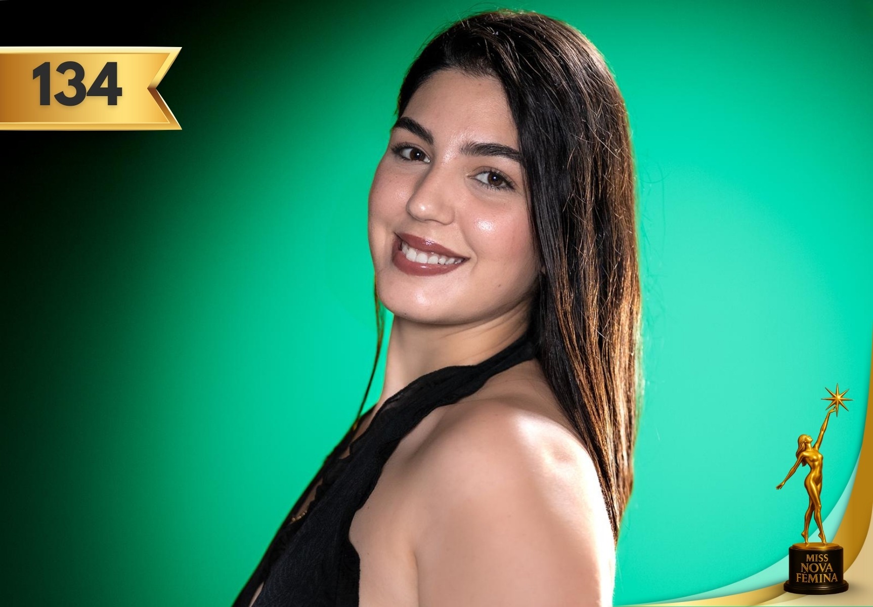 Retrato oficial de Gabriela Martha Gómez Morales, concursante número 134 de Miss Nova Fémina 2025, posando con vestido negro frente a fondo verde.