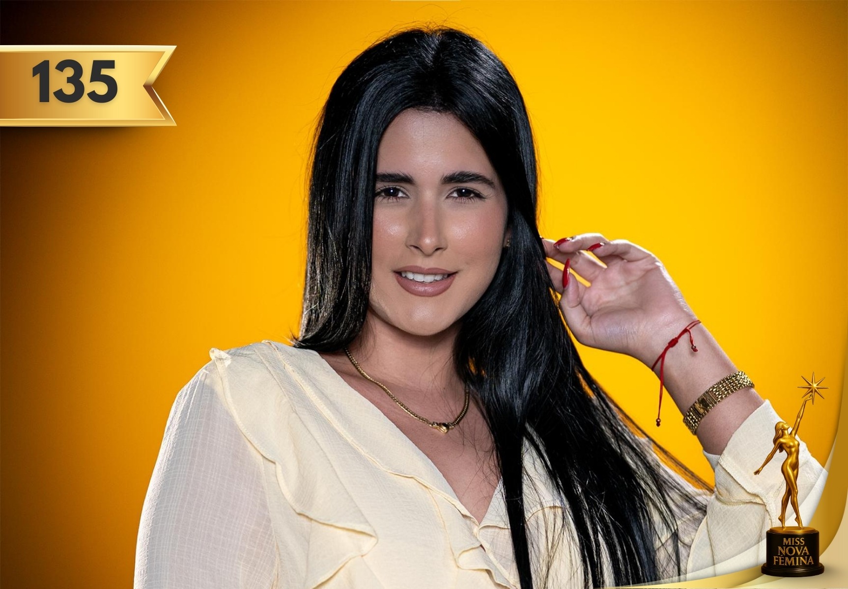 Retrato oficial de Katherine González Machado, concursante número 135 de Miss Nova Fémina 2025, posando con blusa clara frente a fondo amarillo.