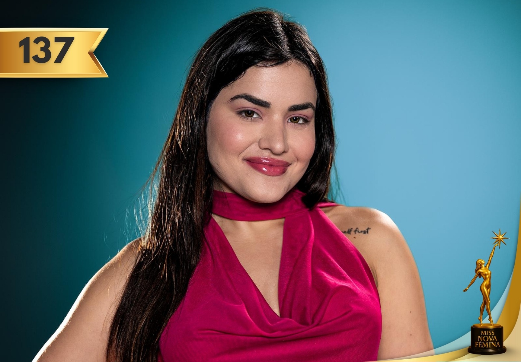 Retrato oficial de Deborah Varona López, concursante número 137 de Miss Nova Fémina 2025, sonriendo con blusa fucsia frente a fondo azul.