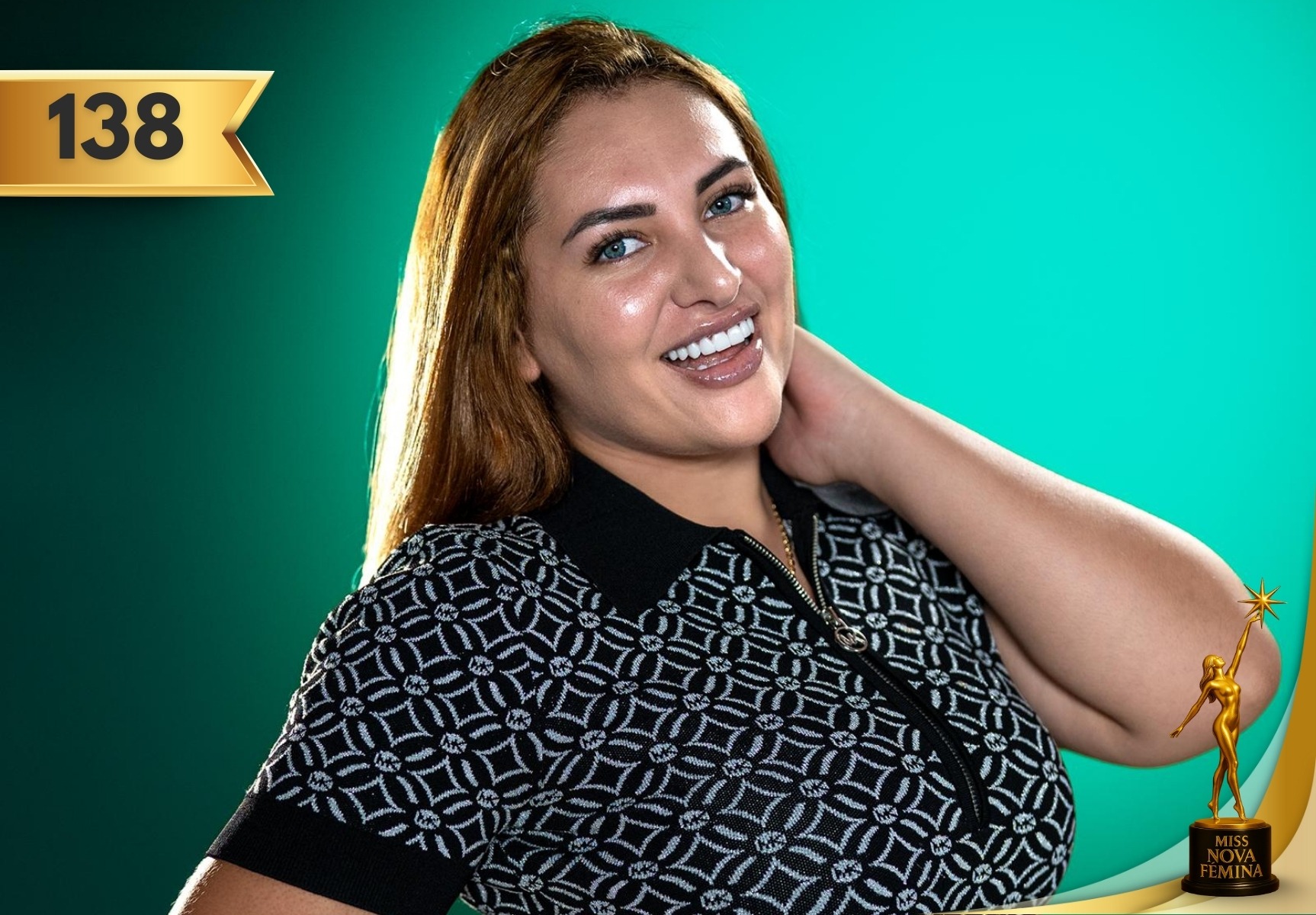 Retrato oficial de Laura Carolina Prada Muñoz, concursante número 138 de Miss Nova Fémina 2025, sonriendo con blusa estampada frente a fondo verde.
