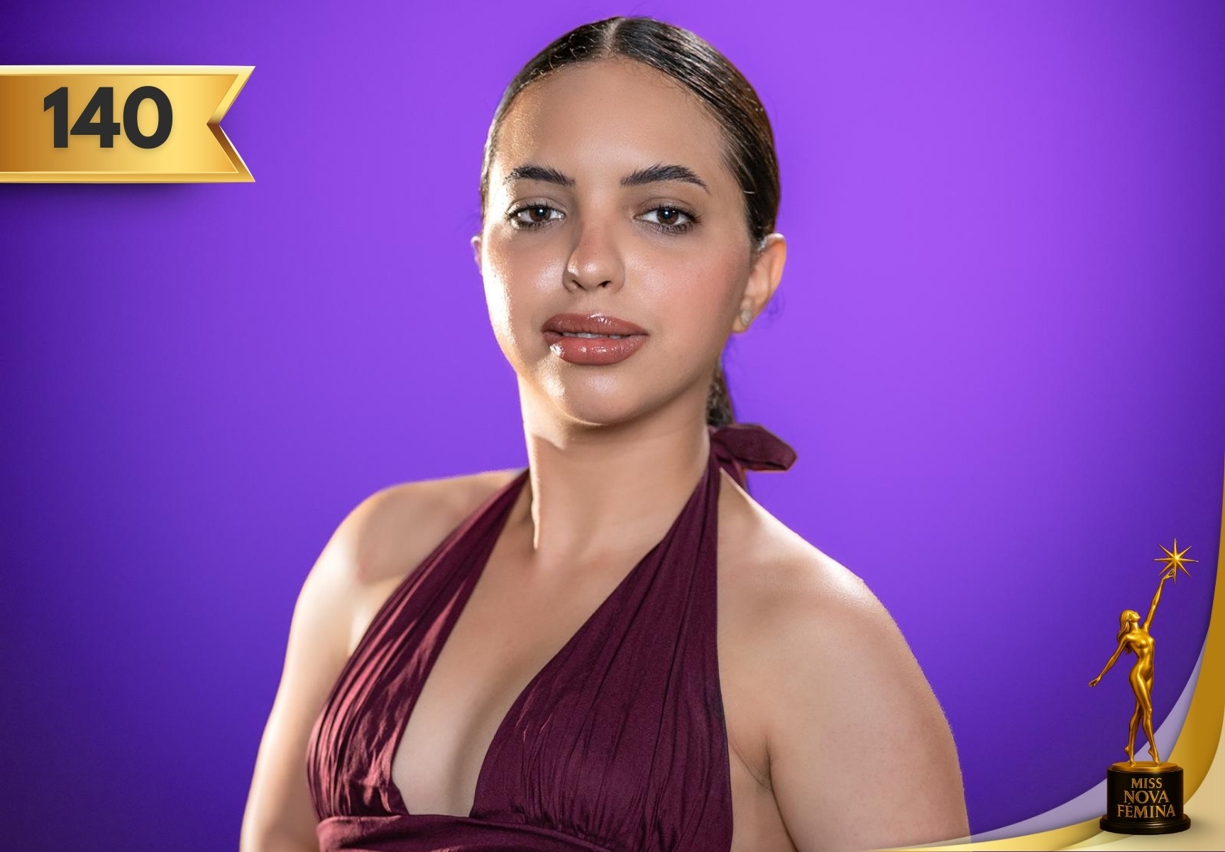 Etienne Lazara Pérez Pimentel, concursante número 140 de Miss Nova Fémina 2025, posando con vestido color vino frente a fondo violeta.