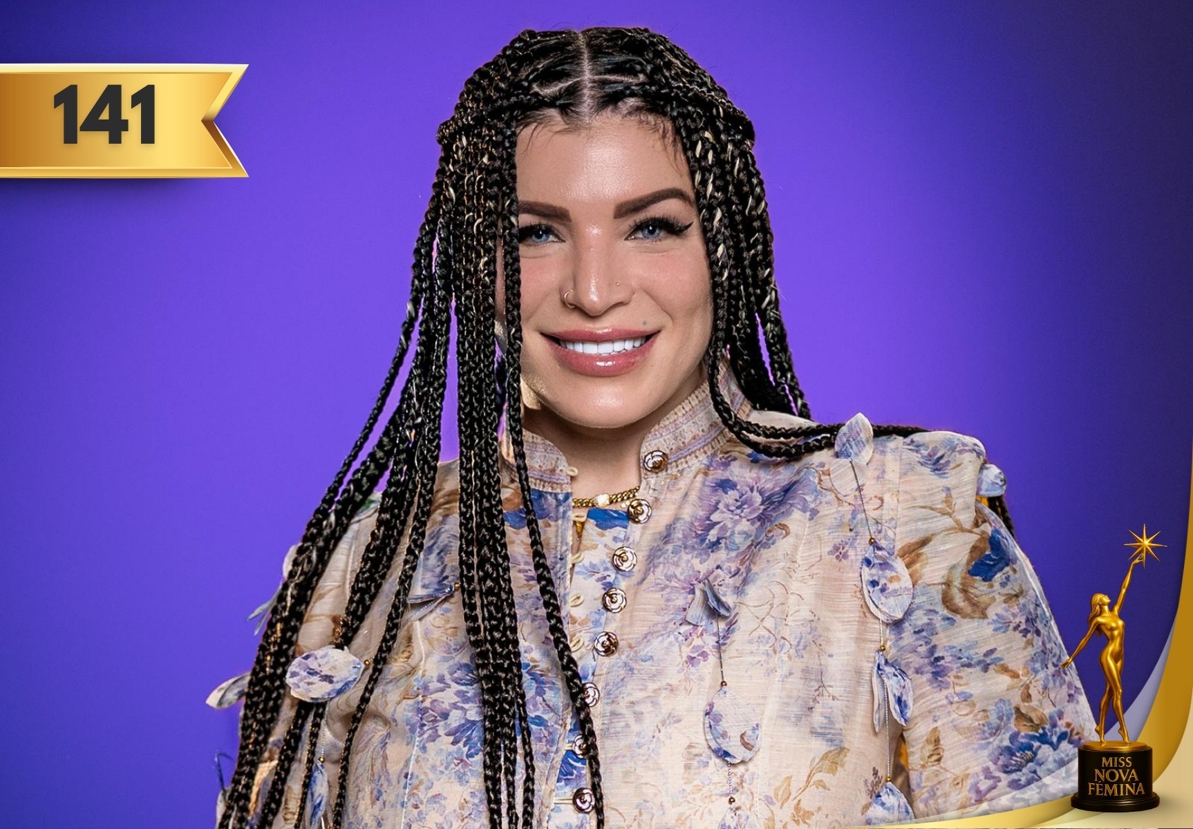 Retrato oficial de Yenisandra Rodríguez Gallardo, concursante número 141 de Miss Nova Fémina 2025, sonriendo frente a fondo violeta.