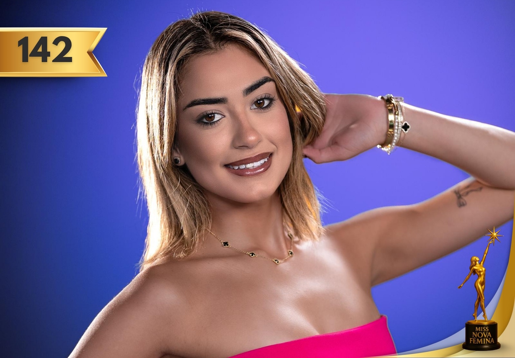 Crystal Lauren Hidalgo, concursante #142 de Miss Nova Fémina 2025, sonriendo con un vestido fucsia frente a un fondo azul violeta.