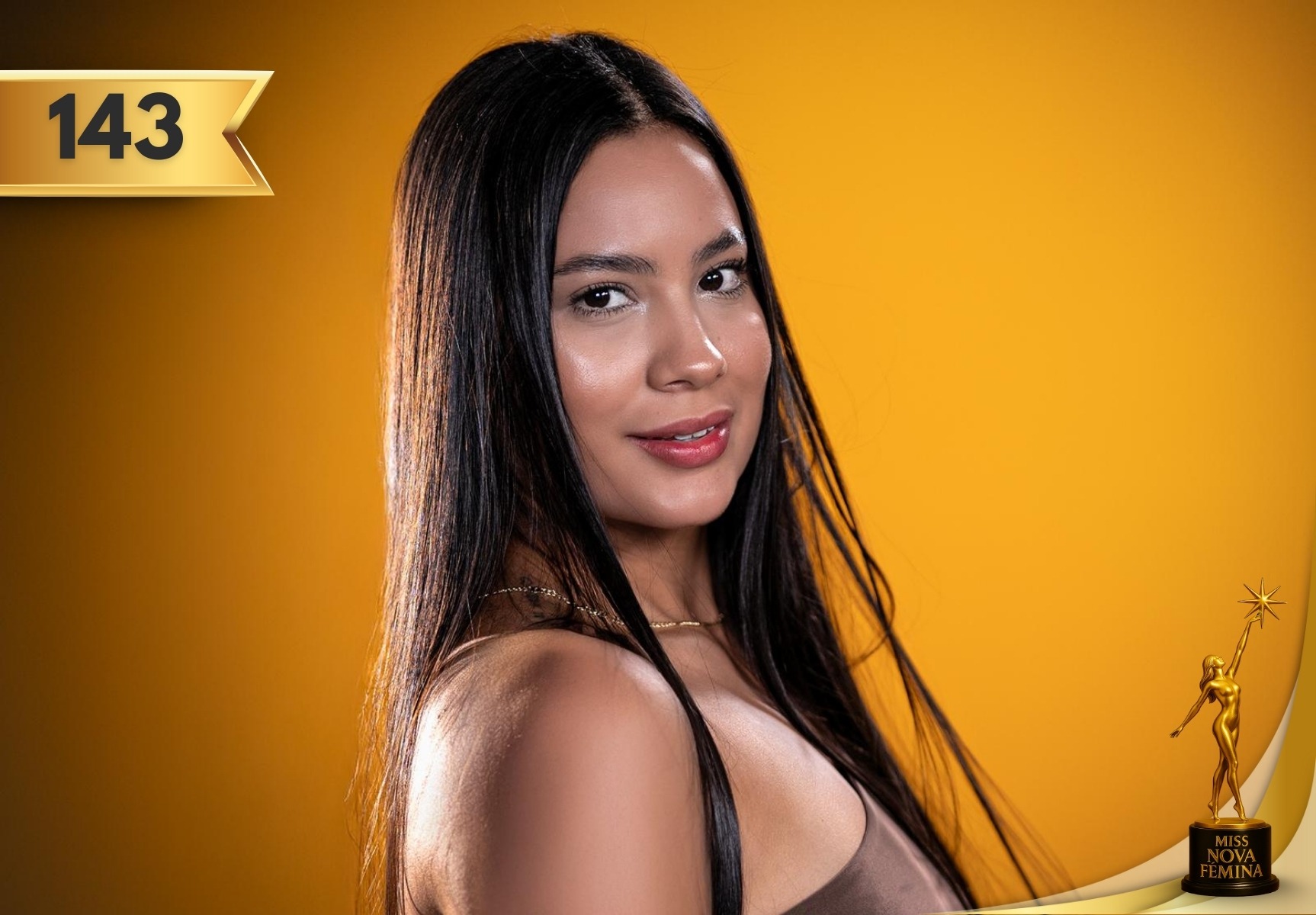 Karen Cardona Brand, concursante #143 de Miss Nova Fémina 2025, posando con un vestido marrón frente a un fondo amarillo intenso.