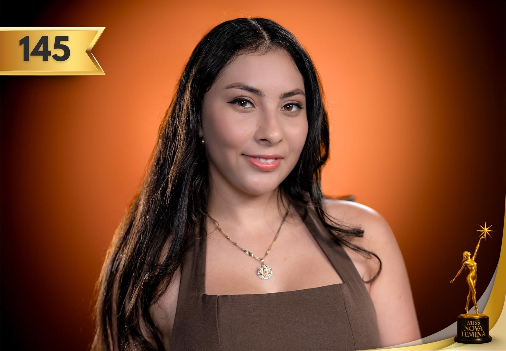 Liccy Isela Escobar Esquivel, concursante #145 de Miss Nova Fémina 2025, posando con un vestido marrón y un collar dorado frente a un fondo naranja.