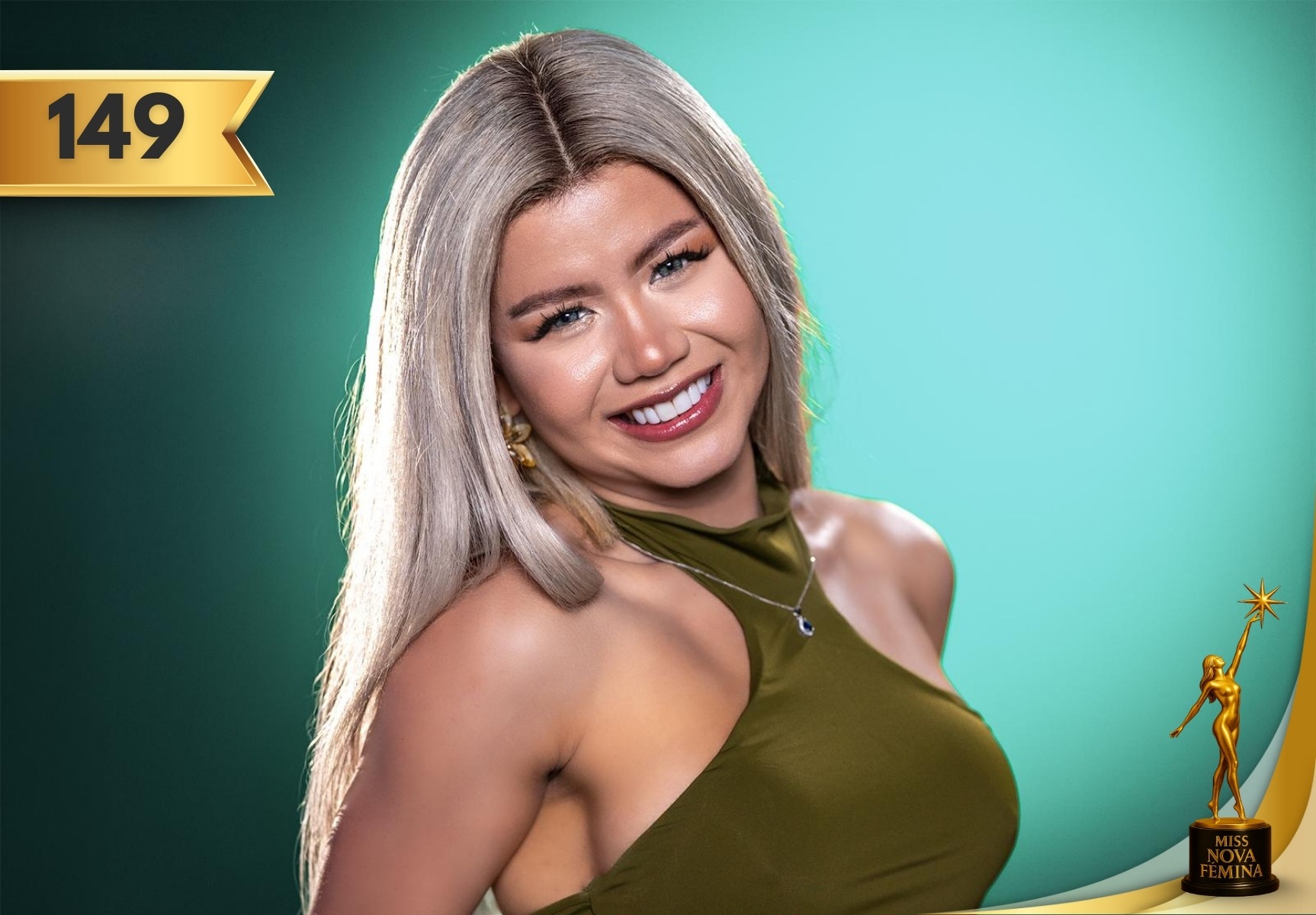 Astrid Sandra Wend Rueda Prada, concursante #149 de Miss Nova Fémina 2025, sonriendo con un vestido verde frente a un fondo verde esmeralda.