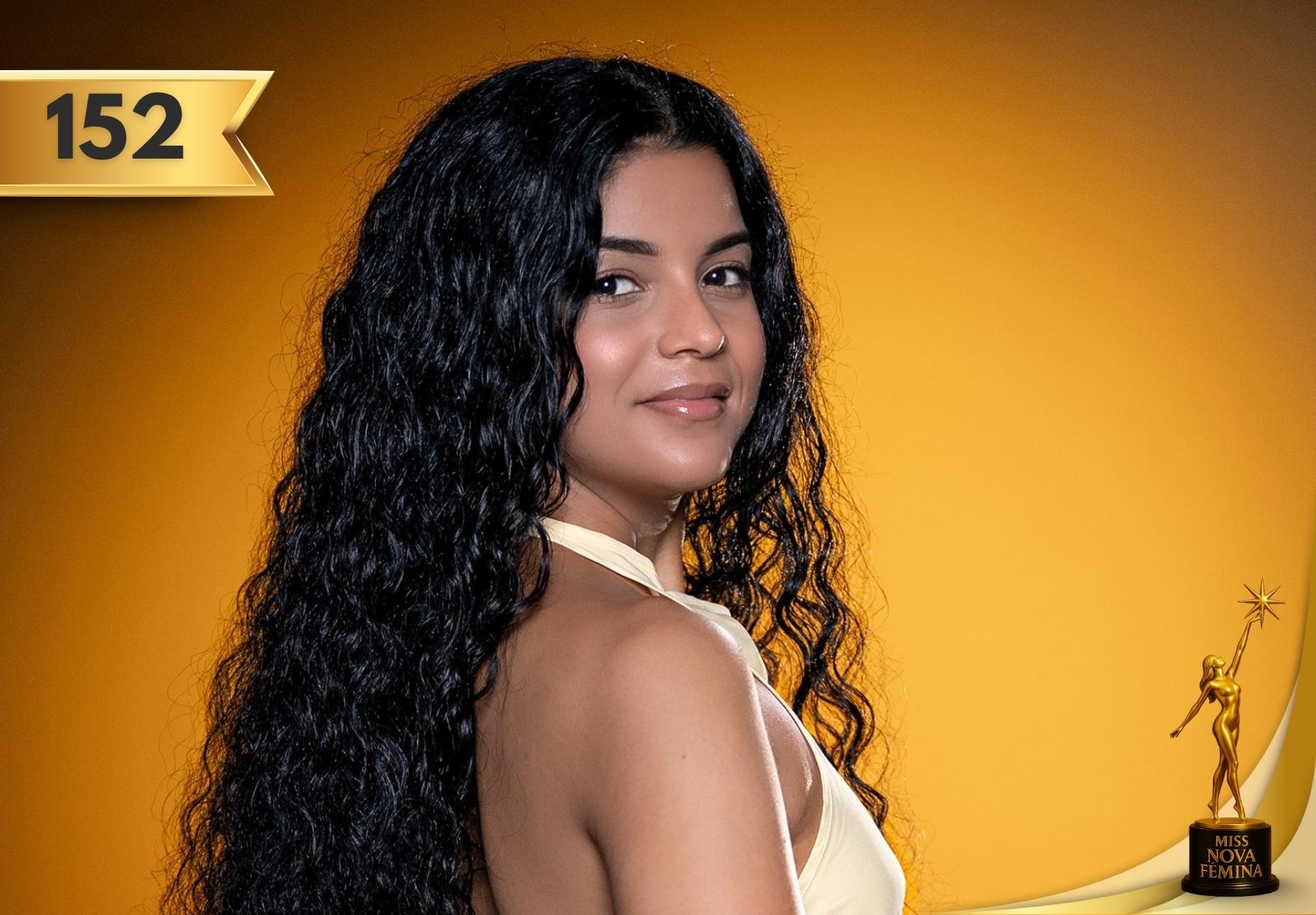 Karla Eva Rizo Silegas, concursante #152 de Miss Nova Fémina 2025, posando con un vestido claro y cabello rizado suelto frente a un fondo dorado.