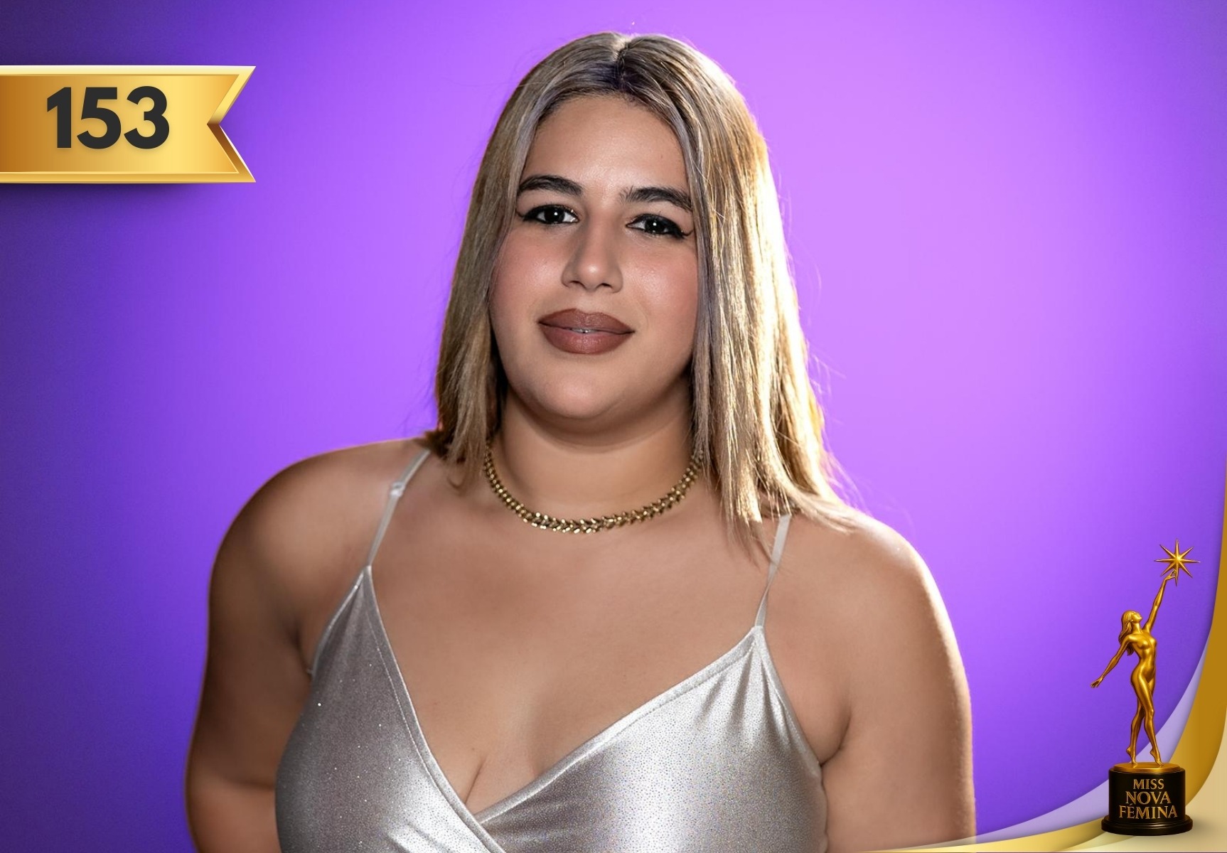 Lilie Aloma Medina, concursante #153 de Miss Nova Fémina 2025, con vestido plateado brillante y collar dorado frente a un fondo púrpura.