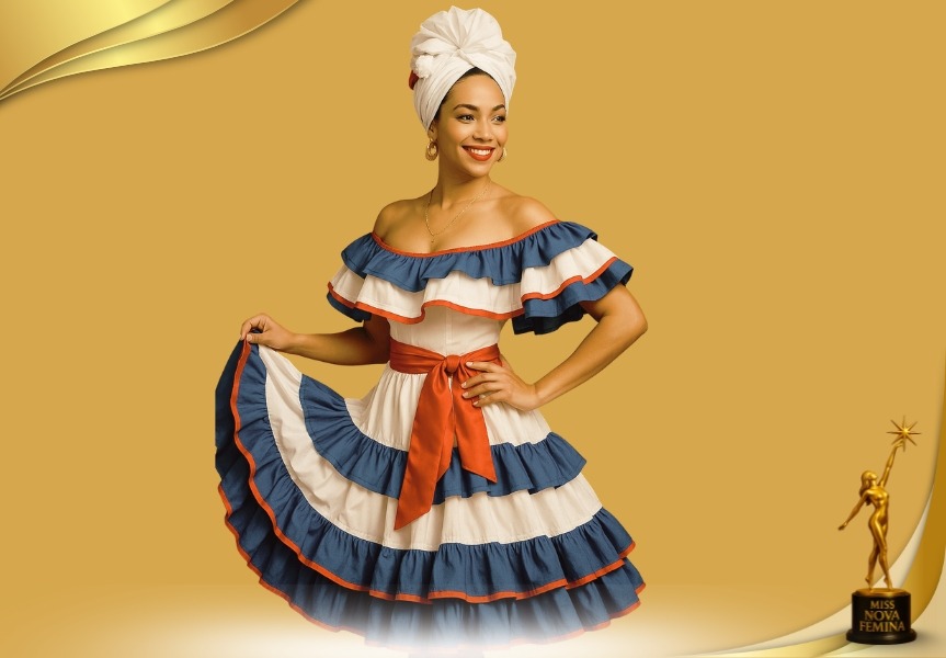 Concursante de Miss Nova Femina con vestido típico de colores azul, blanco y rojo, posando con elegancia y una gran sonrisa.