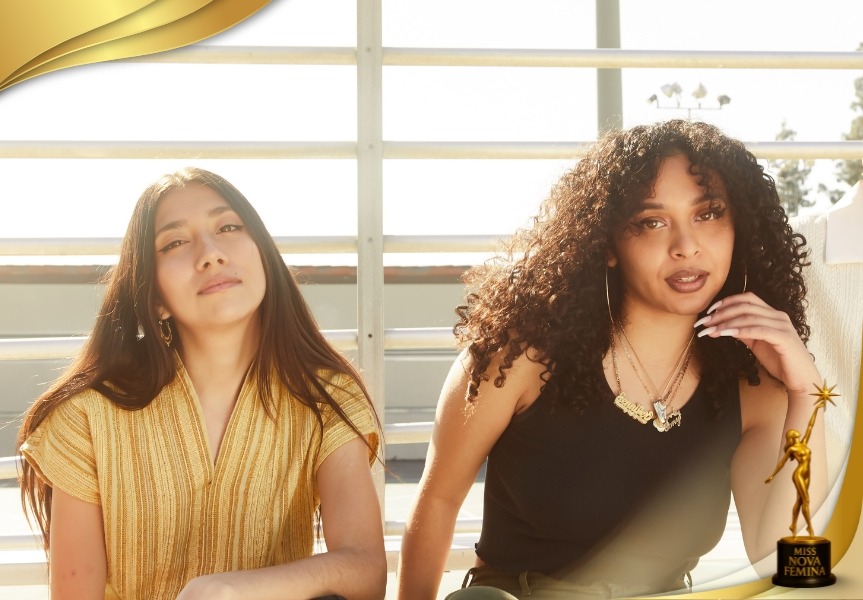 Dos jóvenes latinas posan al sol, representando la diversidad y fuerza de las voces femeninas en Miss Nova Femina.