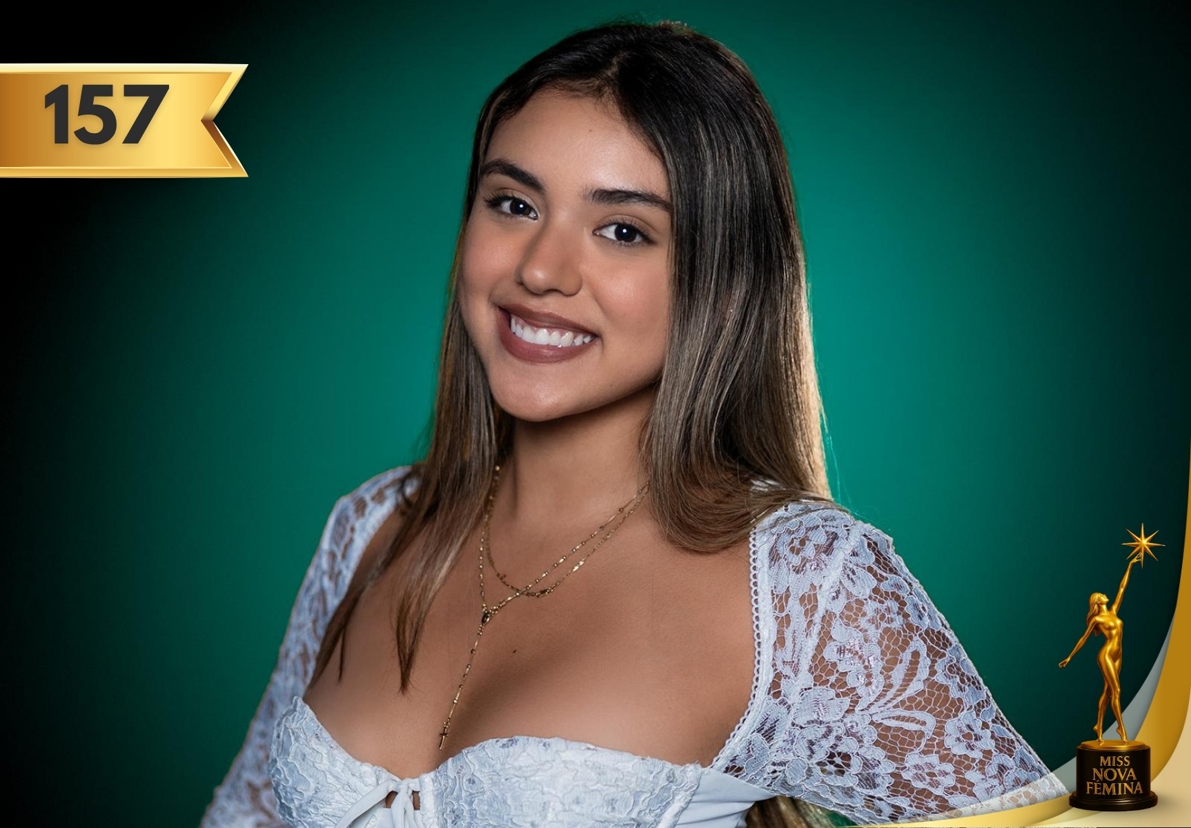 Retrato de Mía Isabel Guerreiro Palencia, concursante número 157 de Miss Nova Fémina, sonriendo con dulzura frente a un fondo verde, con blusa blanca de encaje y expresión confiada.