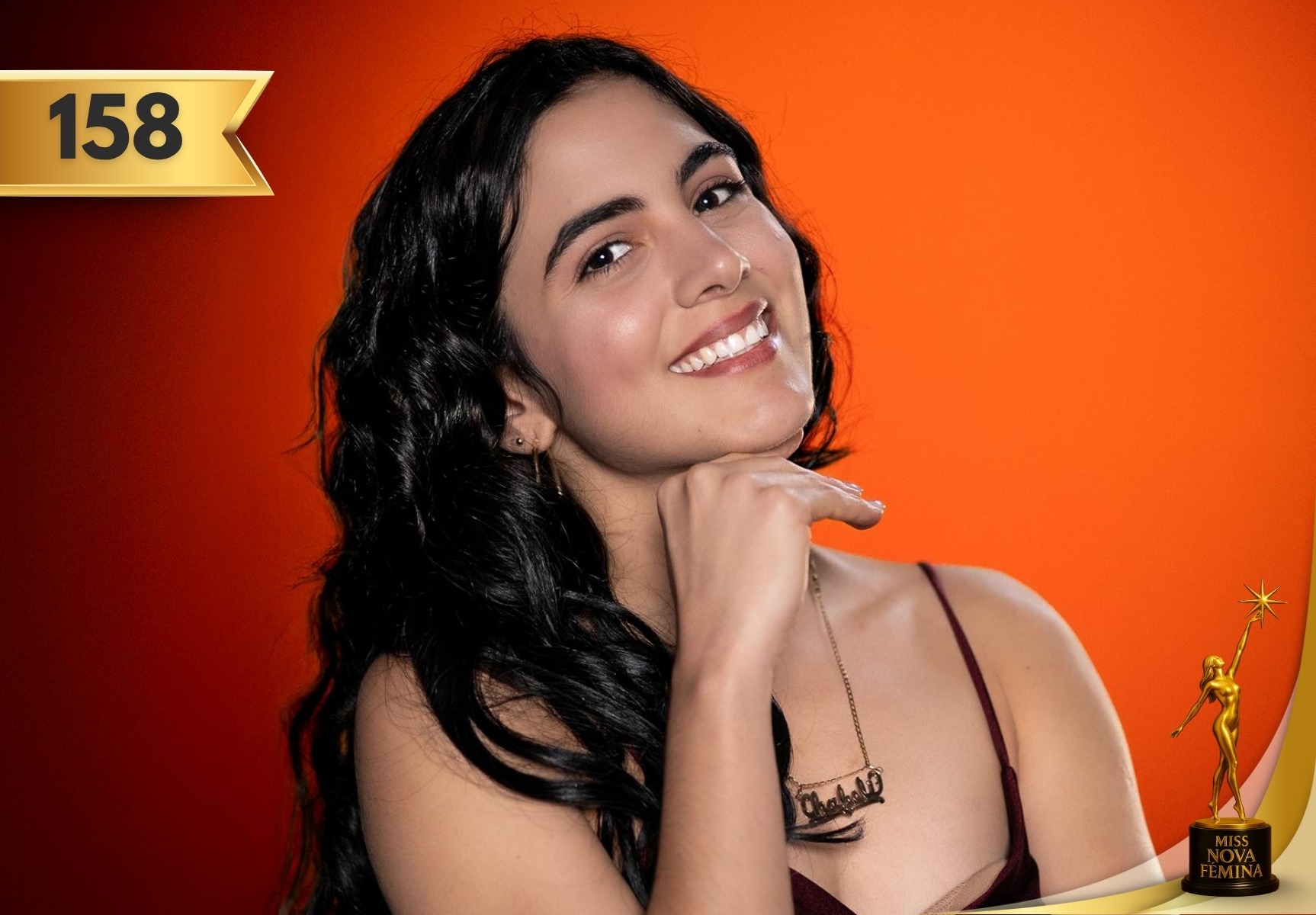 Retrato de Chabeli Riis Cobo, concursante número 158 de Miss Nova Fémina, posando con una sonrisa natural frente a un fondo naranja, mostrando confianza y alegría.