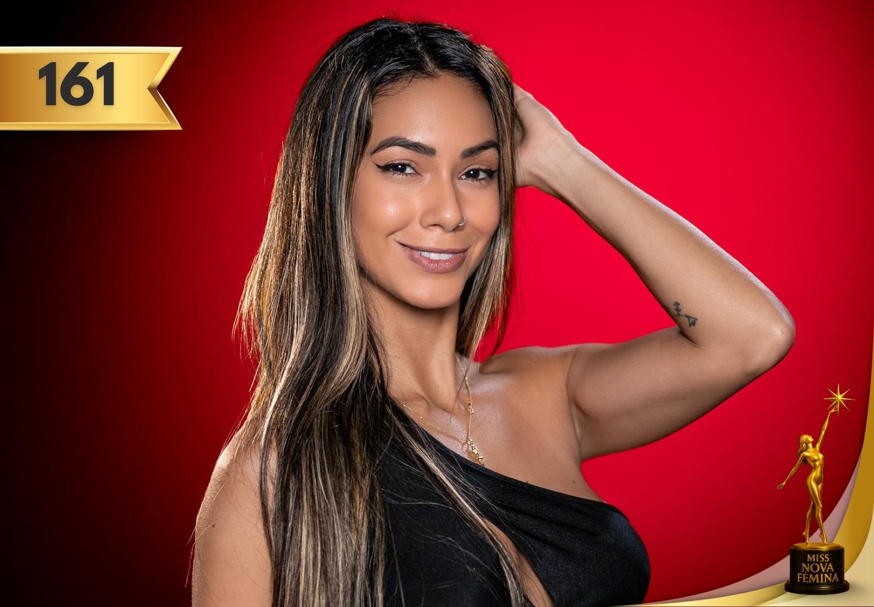 Retrato de Vera Lucia Teixeira de Almeida, concursante número 161 de Miss Nova Fémina, posando con elegancia frente a un fondo rojo, luciendo un vestido negro de un solo hombro y una sonrisa confiada.