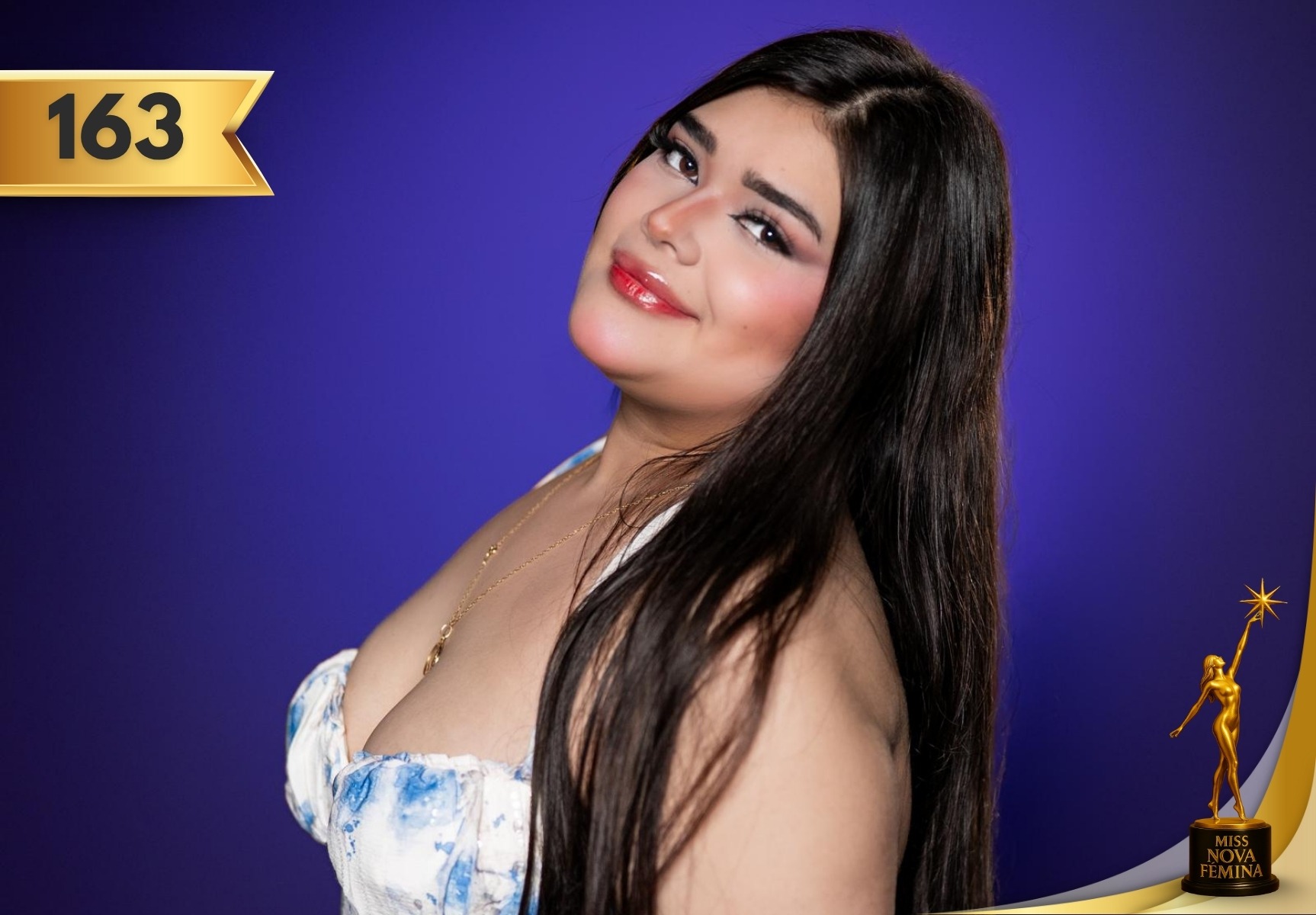 Retrato de Ashley Giceth Morales Colorado, concursante número 163 de Miss Nova Fémina, posando con elegancia frente a un fondo azul violeta, luciendo un vestido claro con detalles celestes y una sonrisa serena.