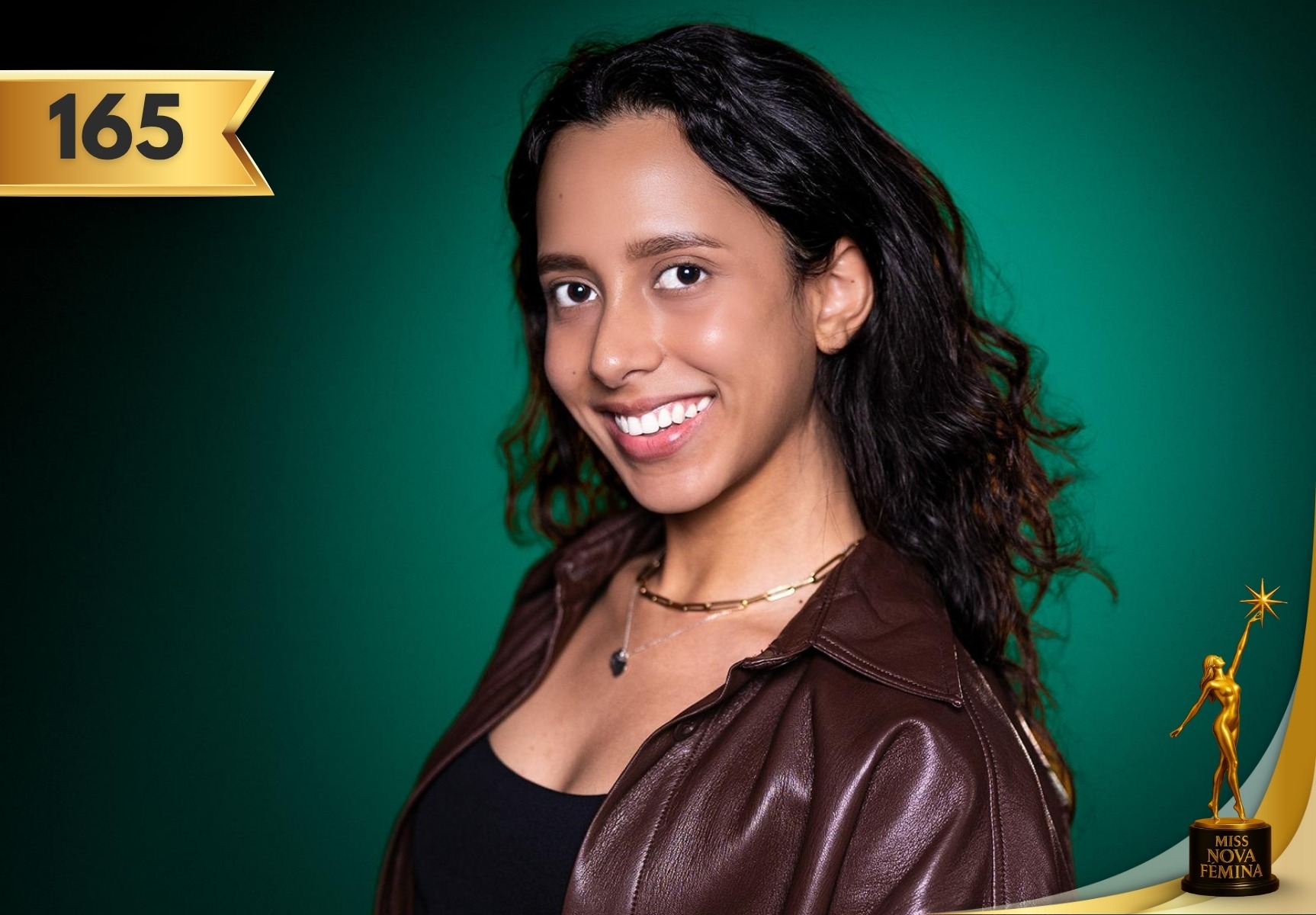 Retrato de Paola Isabella Duarte Noguera, concursante número 165 de Miss Nova Fémina, sonriendo con confianza frente a un fondo verde, con chaqueta marrón y expresión natural.