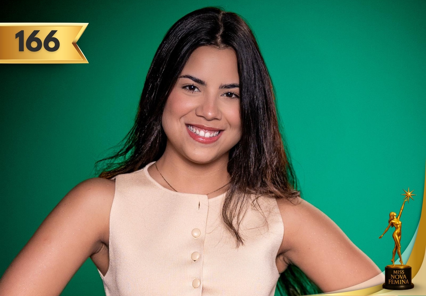 Retrato de Daniela Alejandra Trujillo Paz, concursante número 166 de Miss Nova Fémina, sonriendo con confianza frente a un fondo verde, vestida en tono beige claro y proyectando alegría y seguridad.