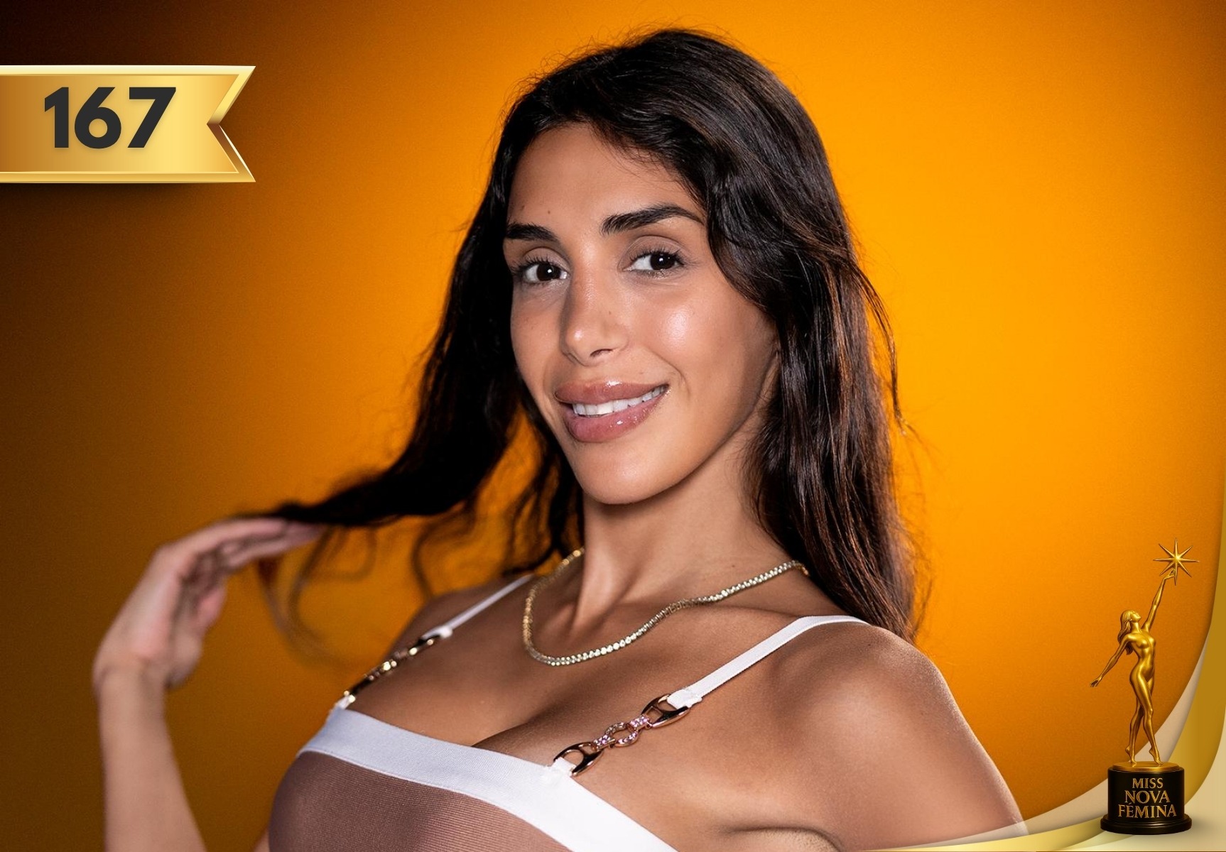 Retrato de Zaira Noeli Barrionuevo, concursante número 167 de Miss Nova Fémina, posando con confianza frente a un fondo dorado, con gesto natural y mirada segura.