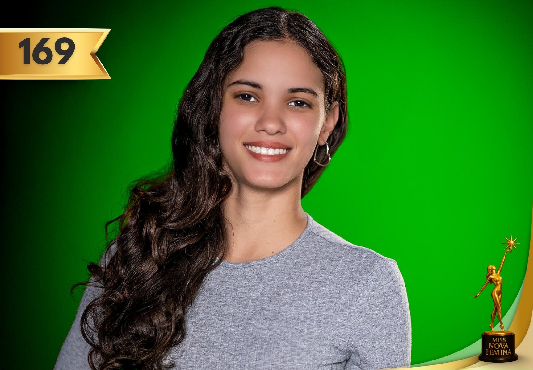 Retrato de Dalila García Rojas, concursante número 169 de Miss Nova Fémina, posando con naturalidad frente a un fondo verde, luciendo cabello suelto y sonrisa cálida.