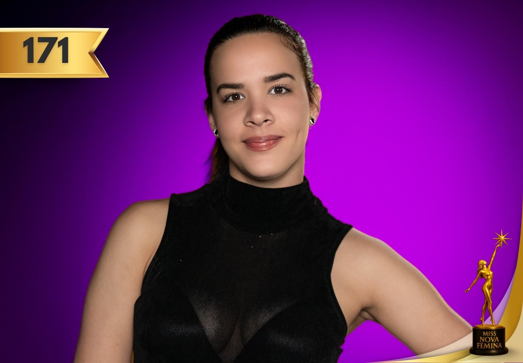Retrato de Liza y López Chi, concursante número 171 de Miss Nova Fémina, posando con elegancia frente a un fondo violeta, vistiendo de negro y mostrando una expresión serena y segura.