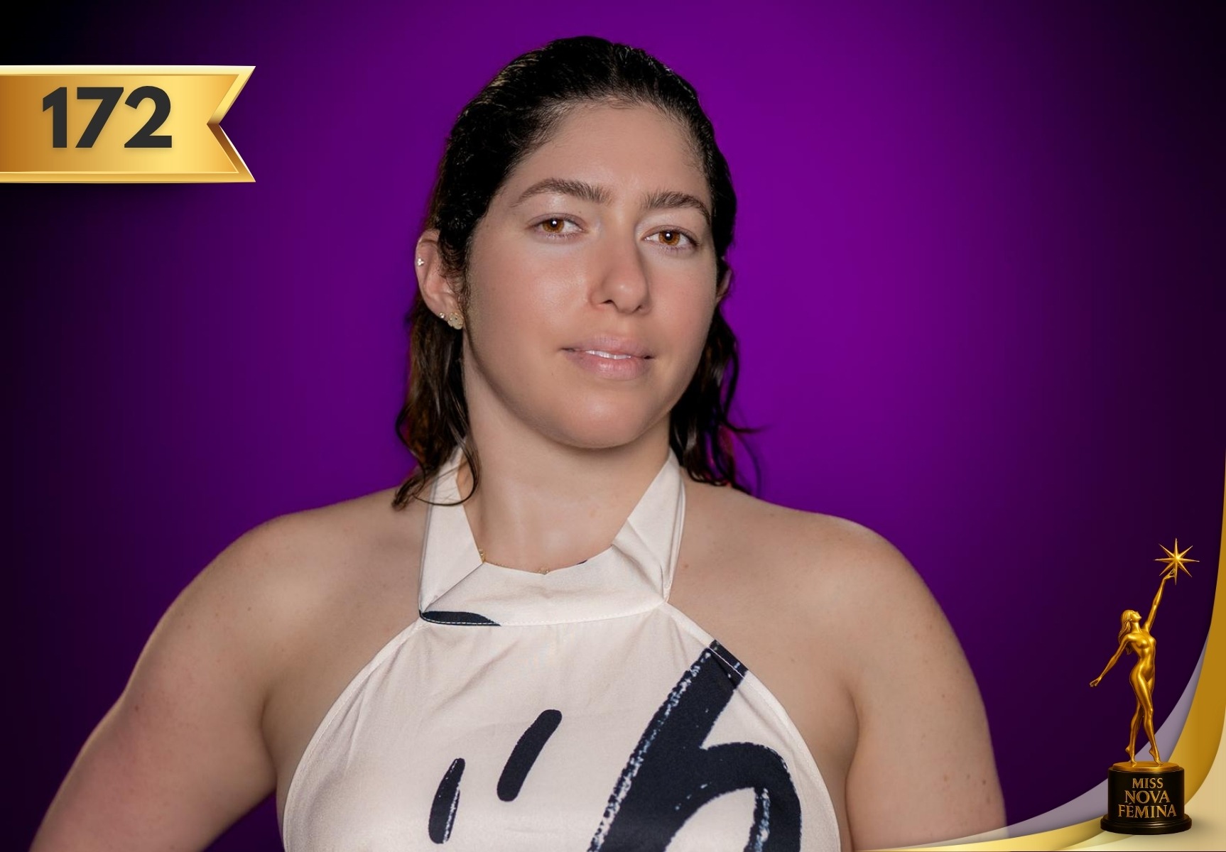 Retrato de Elizabeth Denis Rodríguez, concursante número 172 de Miss Nova Fémina, posando con serenidad frente a un fondo violeta intenso, vistiendo un top blanco con detalles gráficos.