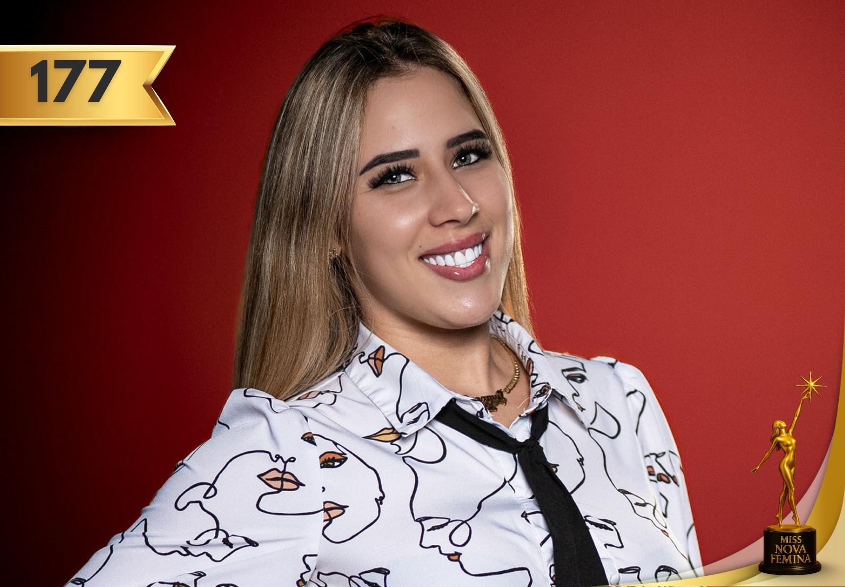 Retrato de Suramy Miranda Chávez, concursante número 177 de Miss Nova Fémina, sonriendo frente a un fondo rojo y vistiendo una camisa blanca con diseño artístico y corbata negra, proyectando confianza y estilo.