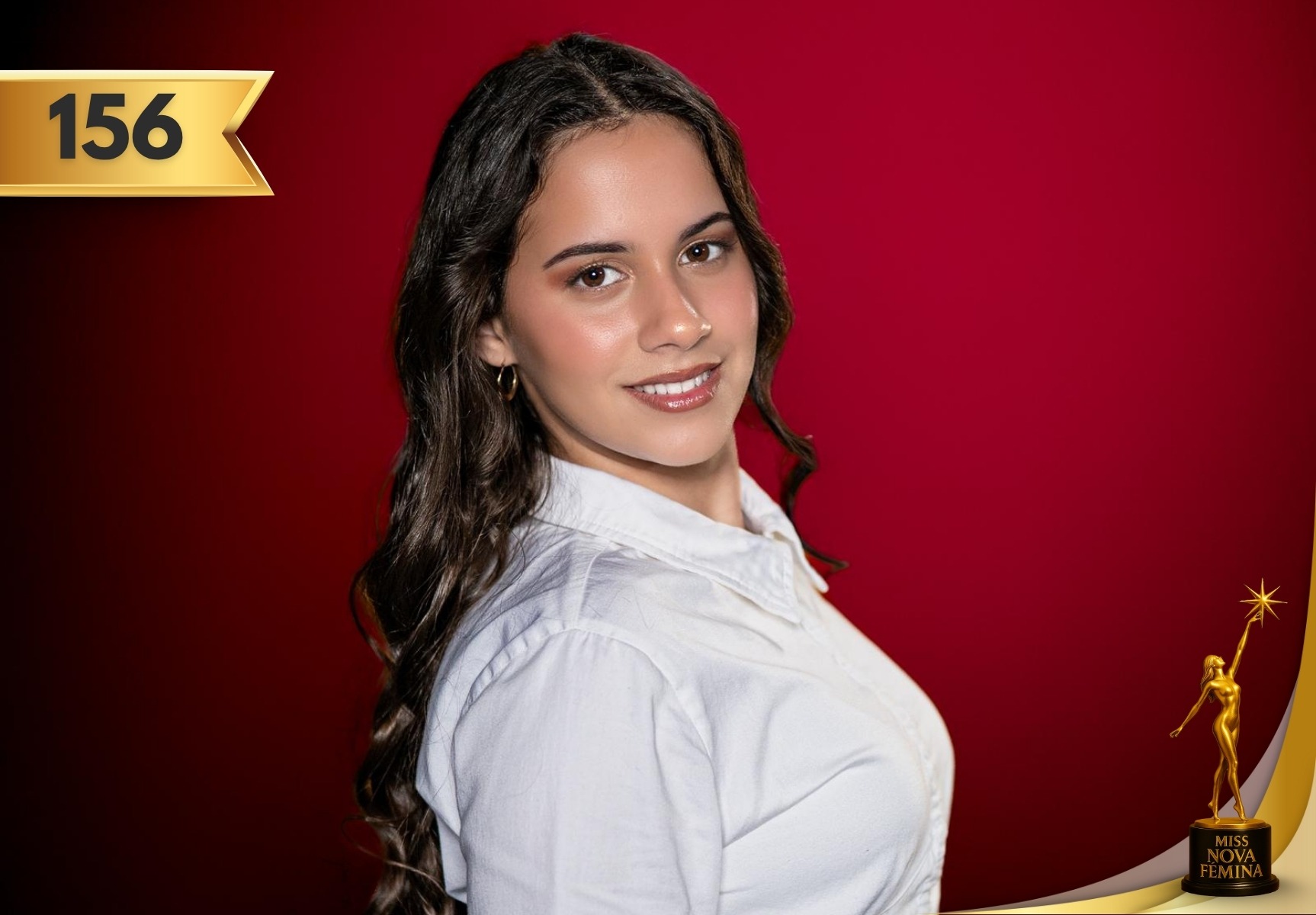 Retrato de Meylin Rosquet Graveran, concursante número 156 de Miss Nova Fémina, posando con camisa blanca frente a un fondo rojo, proyectando elegancia y confianza.