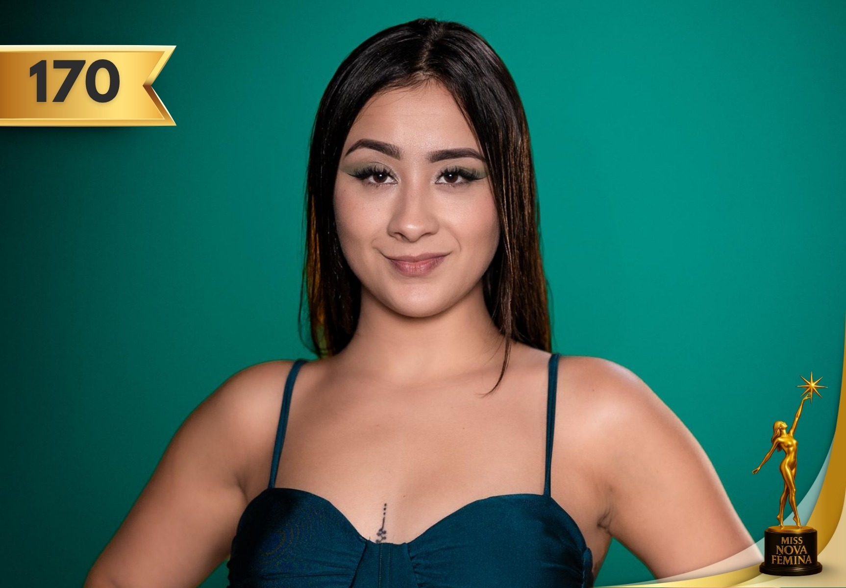 Retrato de María Camila Alarcón Gil, concursante número 170 de Miss Nova Fémina, posando con confianza frente a un fondo verde esmeralda, transmitiendo fuerza y serenidad.