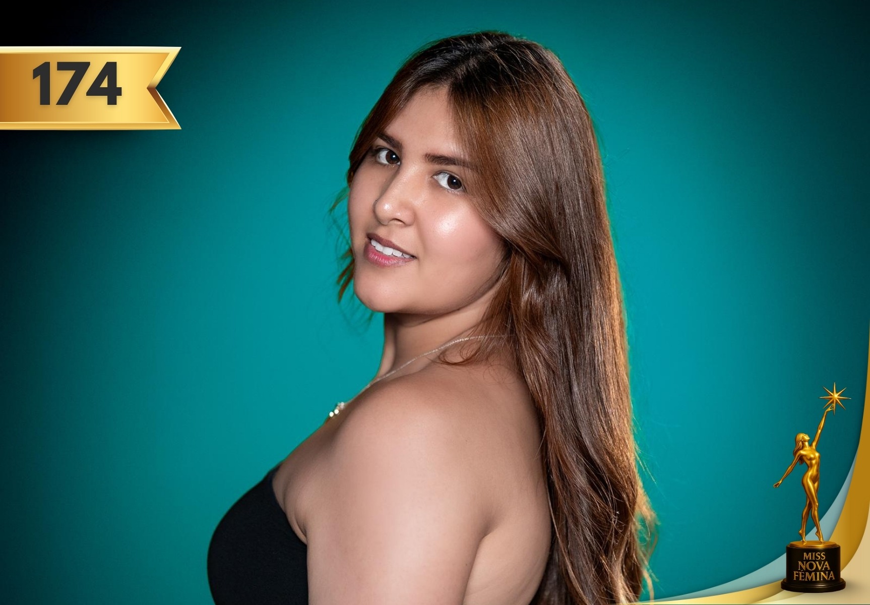 Retrato de Olga Luna Hernández, concursante número 174 de Miss Nova Fémina, posando de perfil con fondo turquesa, irradiando seguridad y elegancia.