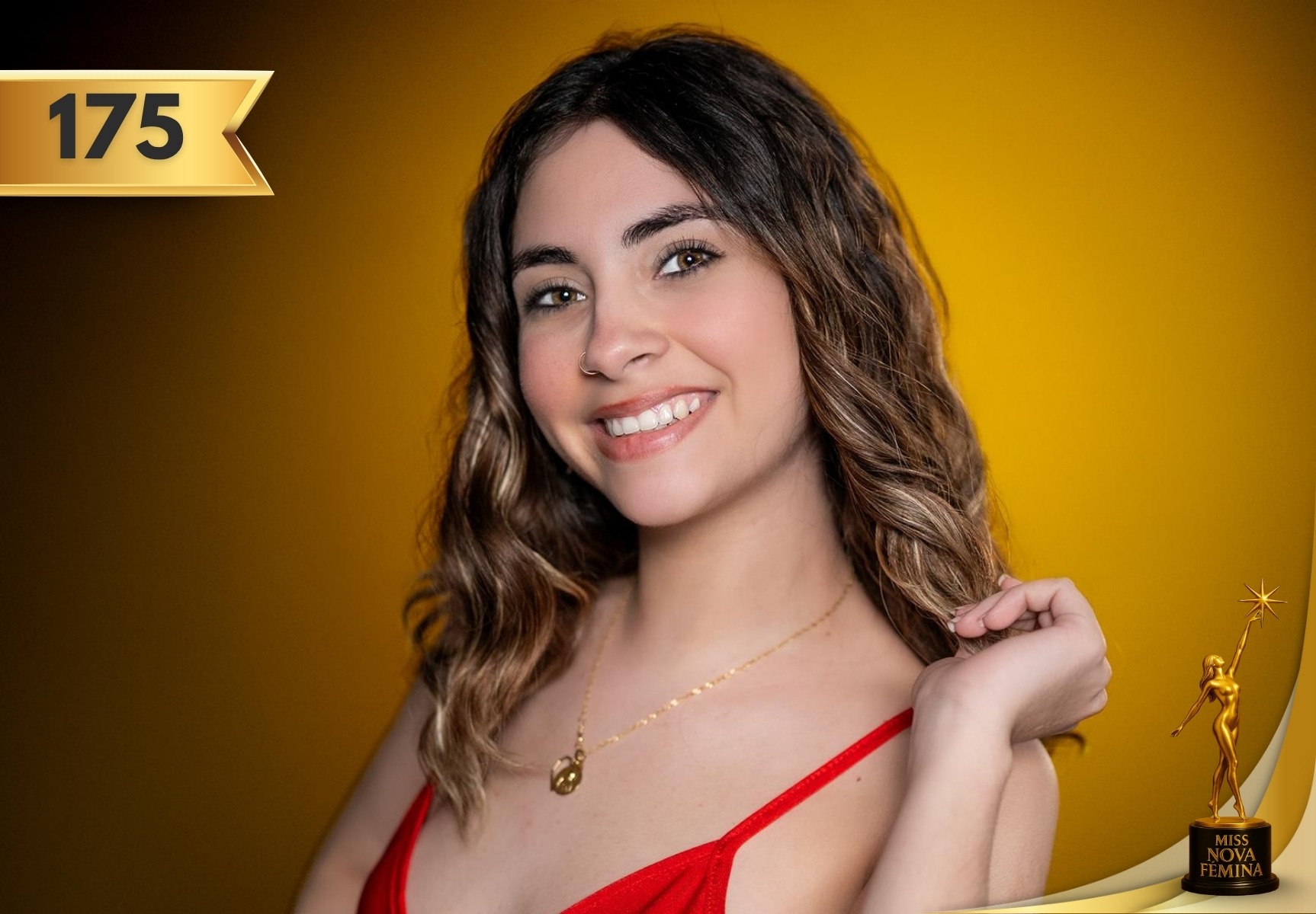 Retrato de María Fernanda González Pimienta, concursante número 175 de Miss Nova Fémina, sonriendo frente a un fondo amarillo, con vestido rojo y mirada segura.