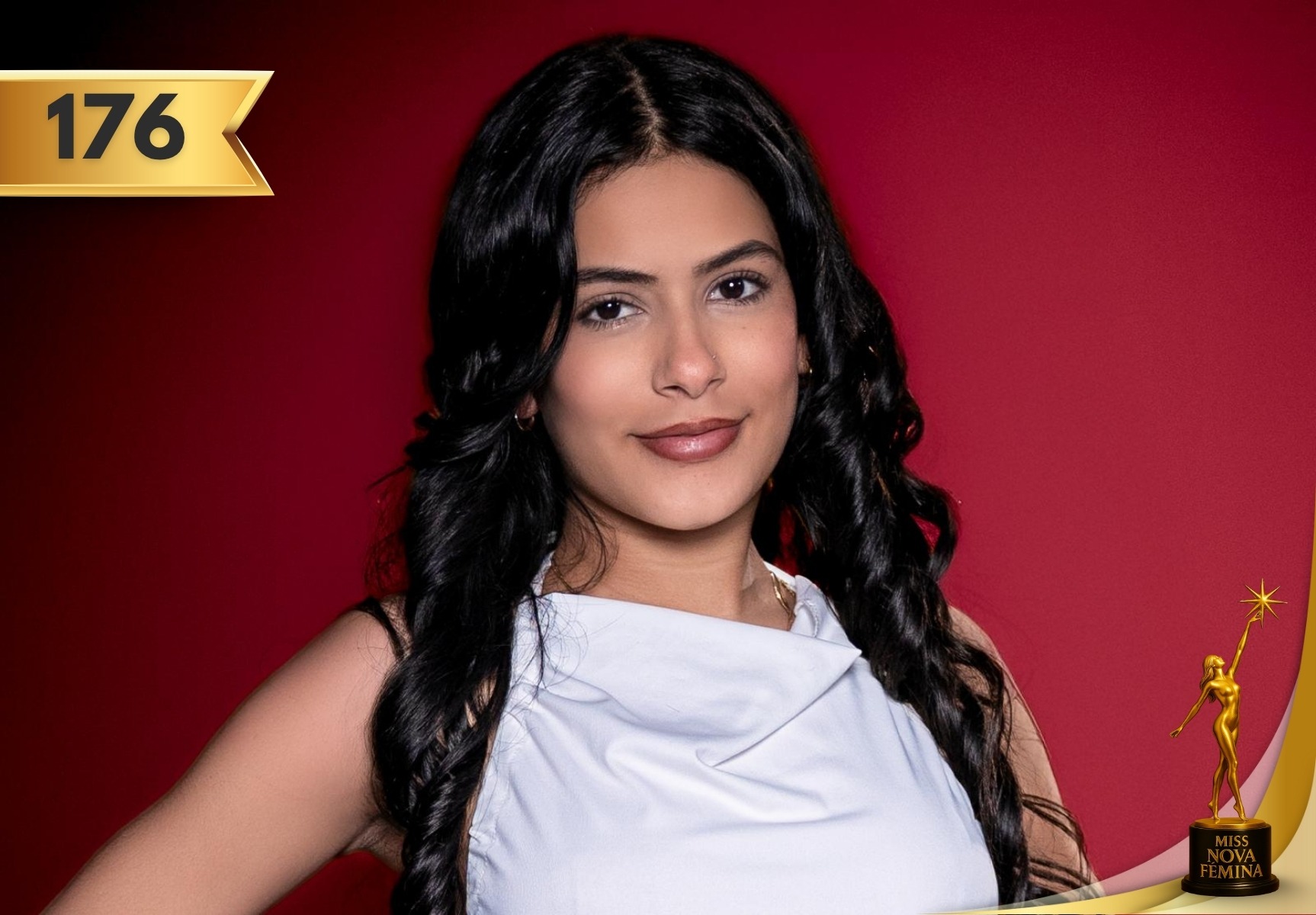 Retrato oficial de Lorena Yaris Valverde Escanel, concursante número 176 de Miss Nova Fémina 2025, posando con vestido blanco frente a fondo rojo.