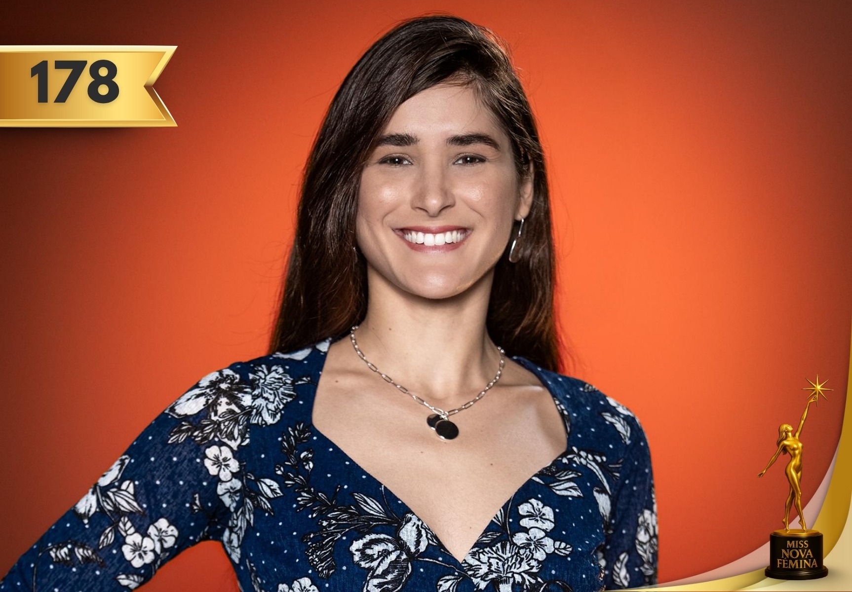 Daniela Espinosa Hernández, concursante #178 de Miss Nova Fémina, sonríe con elegancia frente a un fondo naranja.