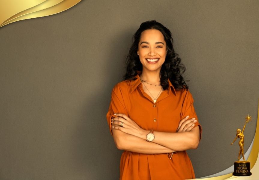 Retrato de mujer latina sonriente, posando con confianza y elegancia para la campaña “Nuevo concepto de belleza latina” de Miss Nova Fémina 2025.